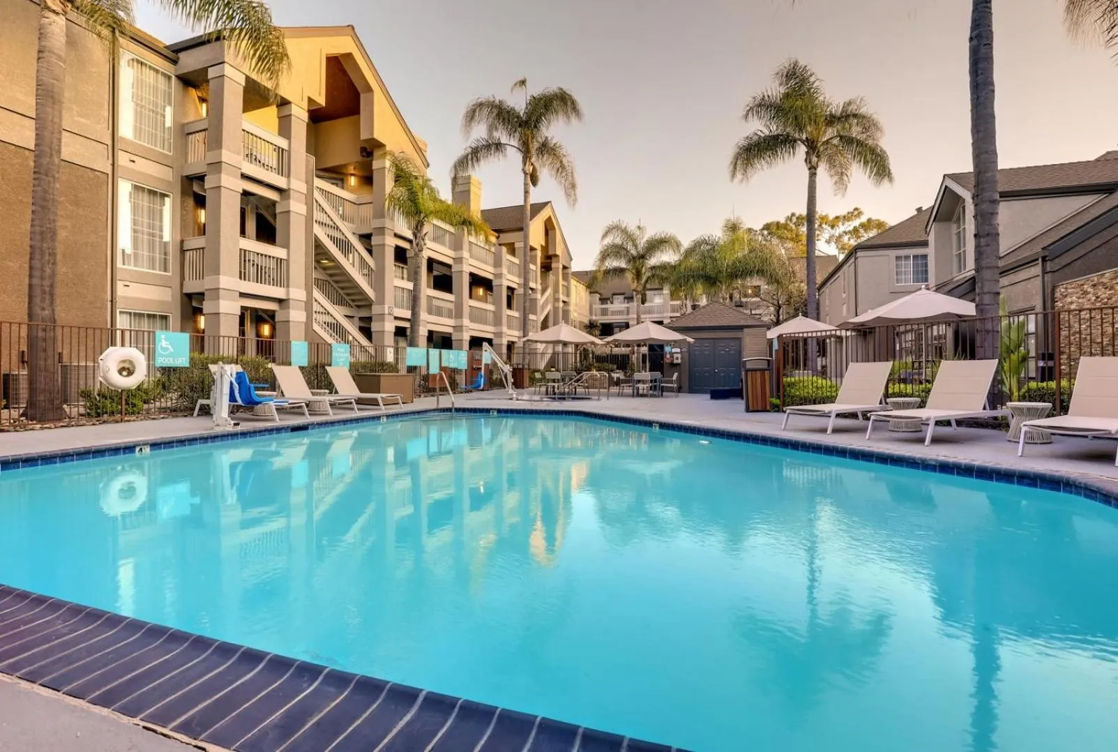 Swimming pool in Sonesta ES Suites Sunnyvale