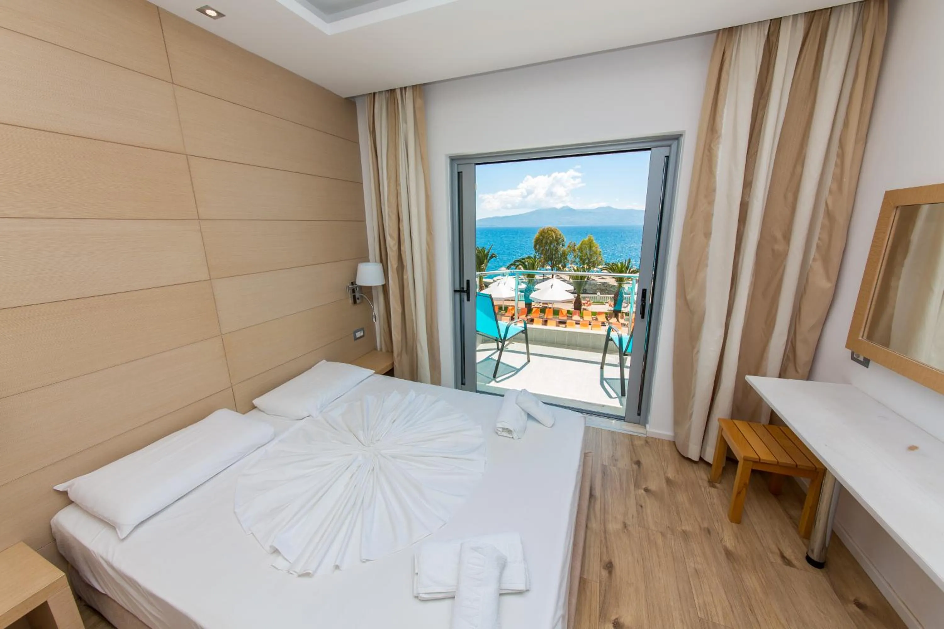 Balcony/Terrace, Bed in Hotel Saranda Palace