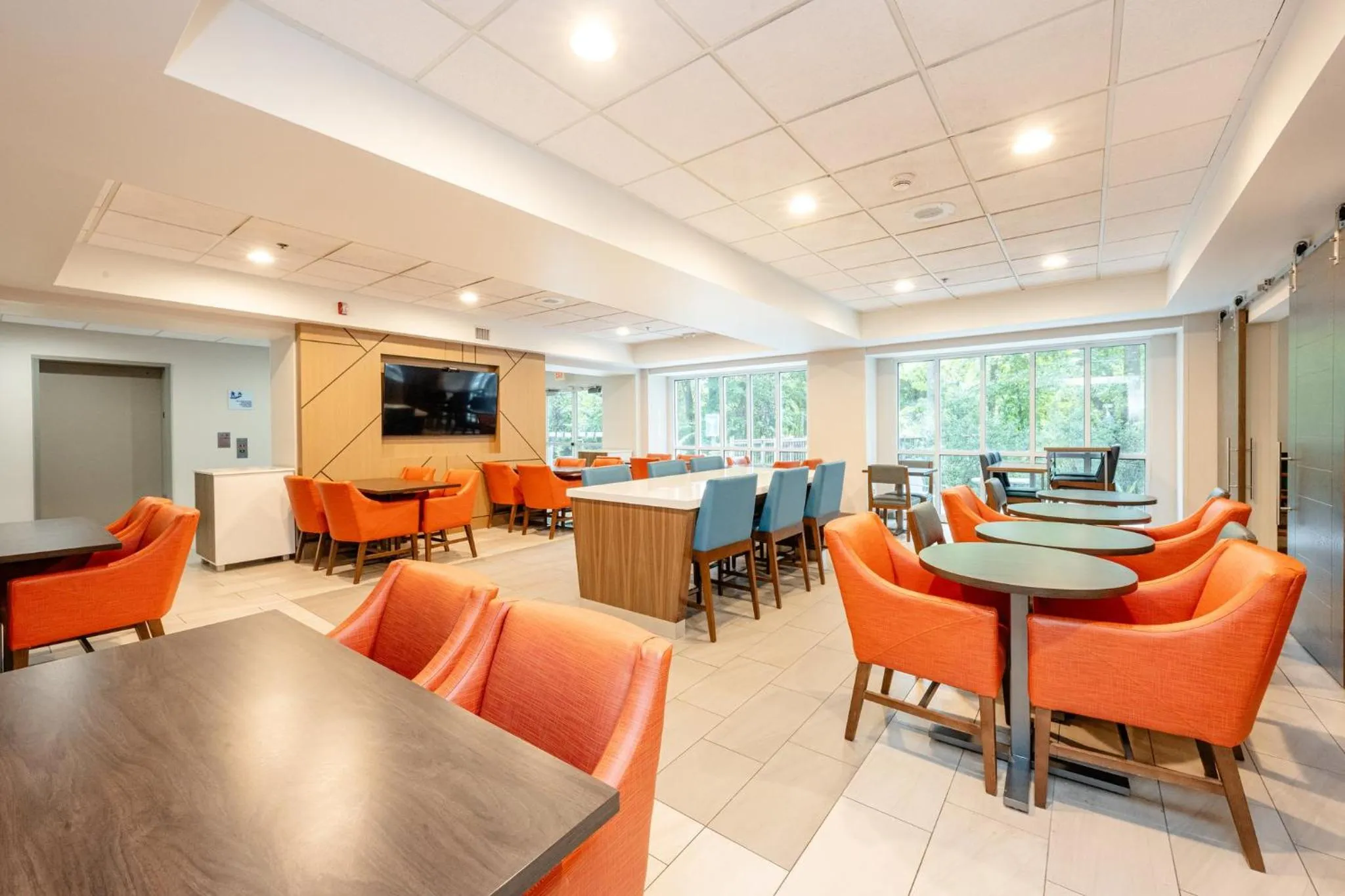 Breakfast in Holiday Inn Express Hotel & Suites Charleston - Northwoods by IHG