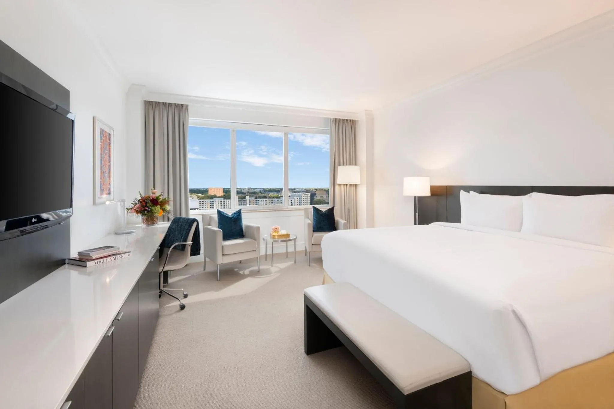 Photo of the whole room, Bed in InterContinental Cleveland by IHG