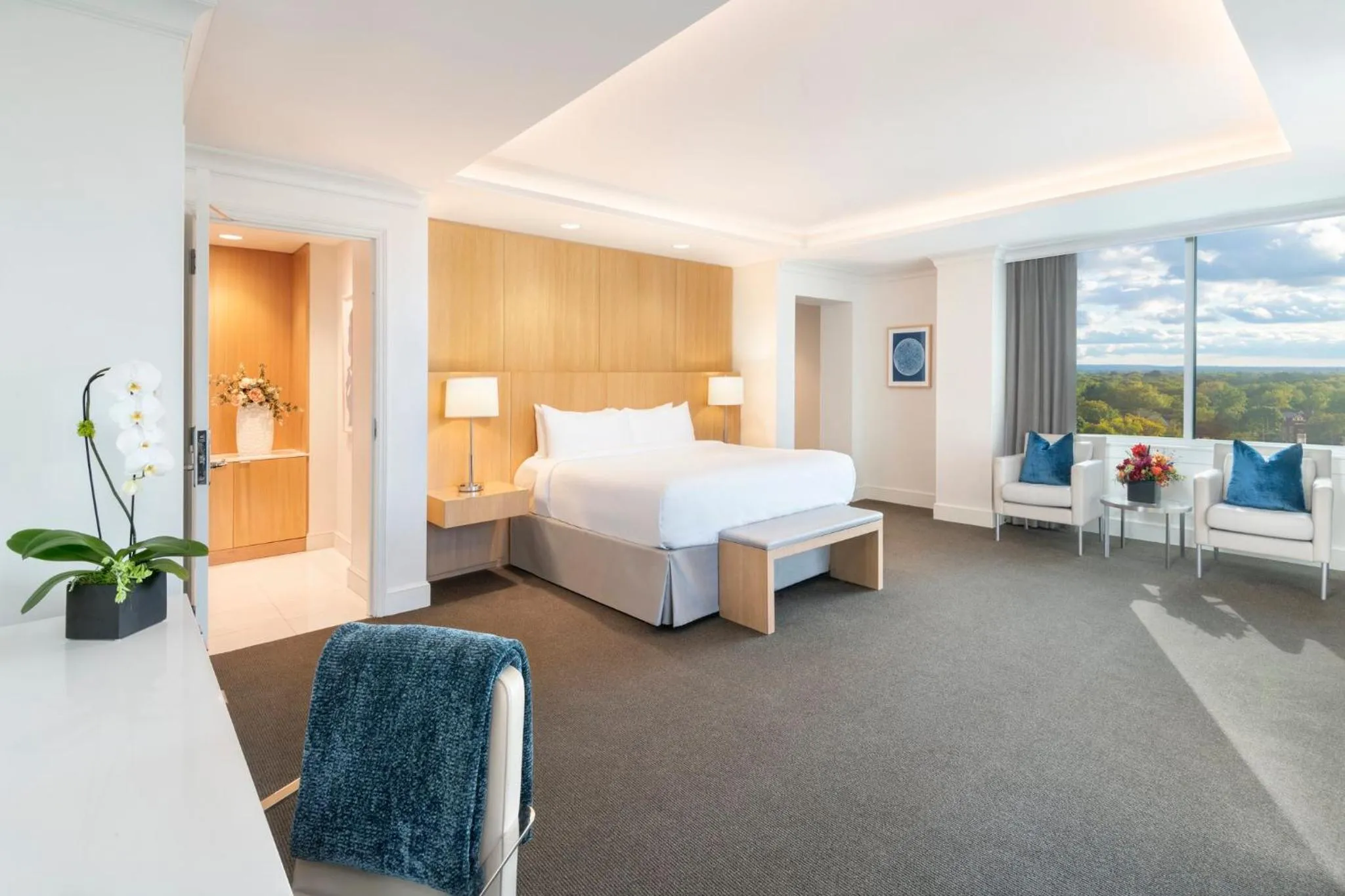 Photo of the whole room, Bed in InterContinental Cleveland by IHG