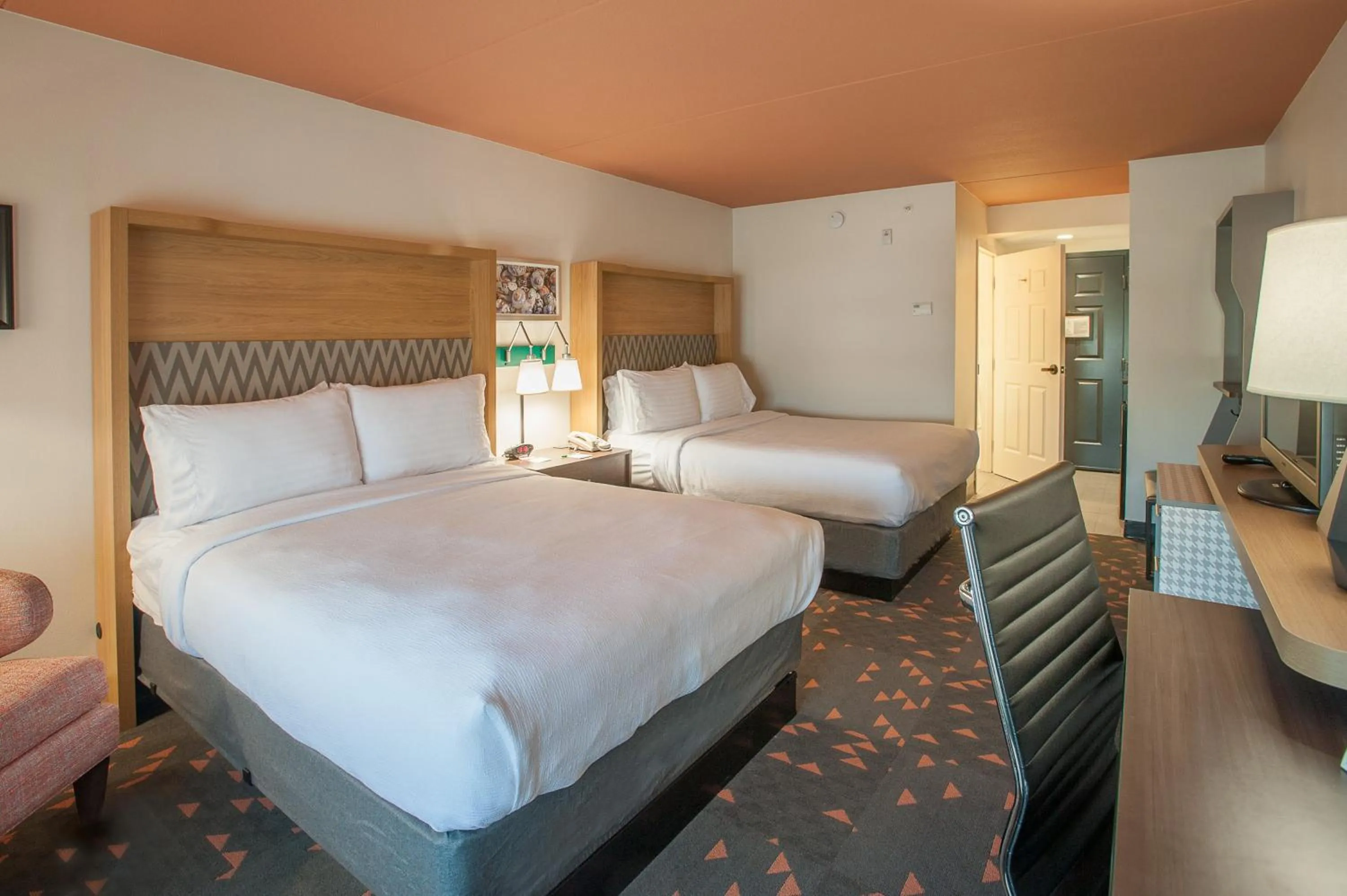 Photo of the whole room, Bed in Holiday Inn Pensacola - University Area by IHG