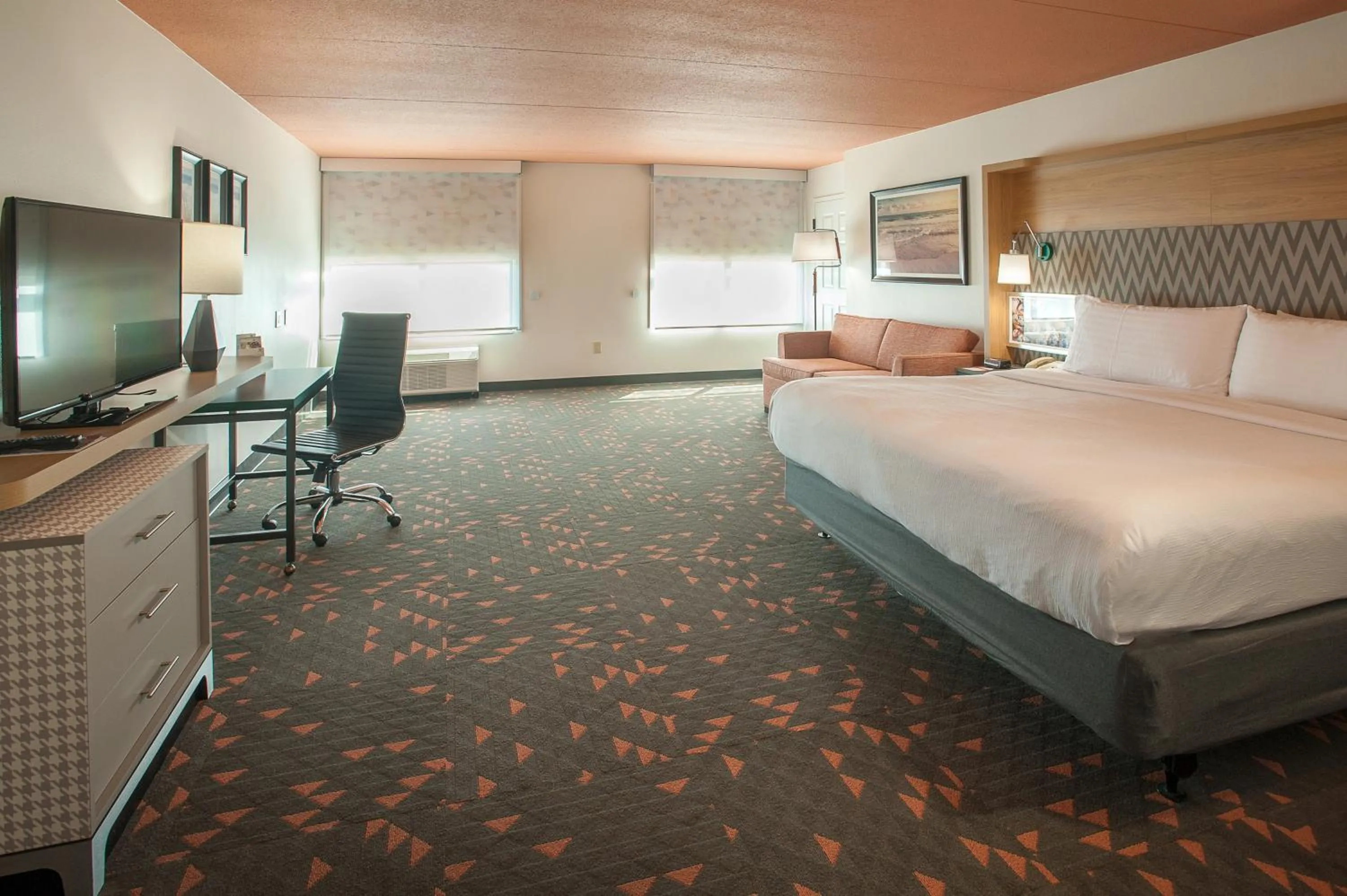 Photo of the whole room, Bed in Holiday Inn Pensacola - University Area by IHG