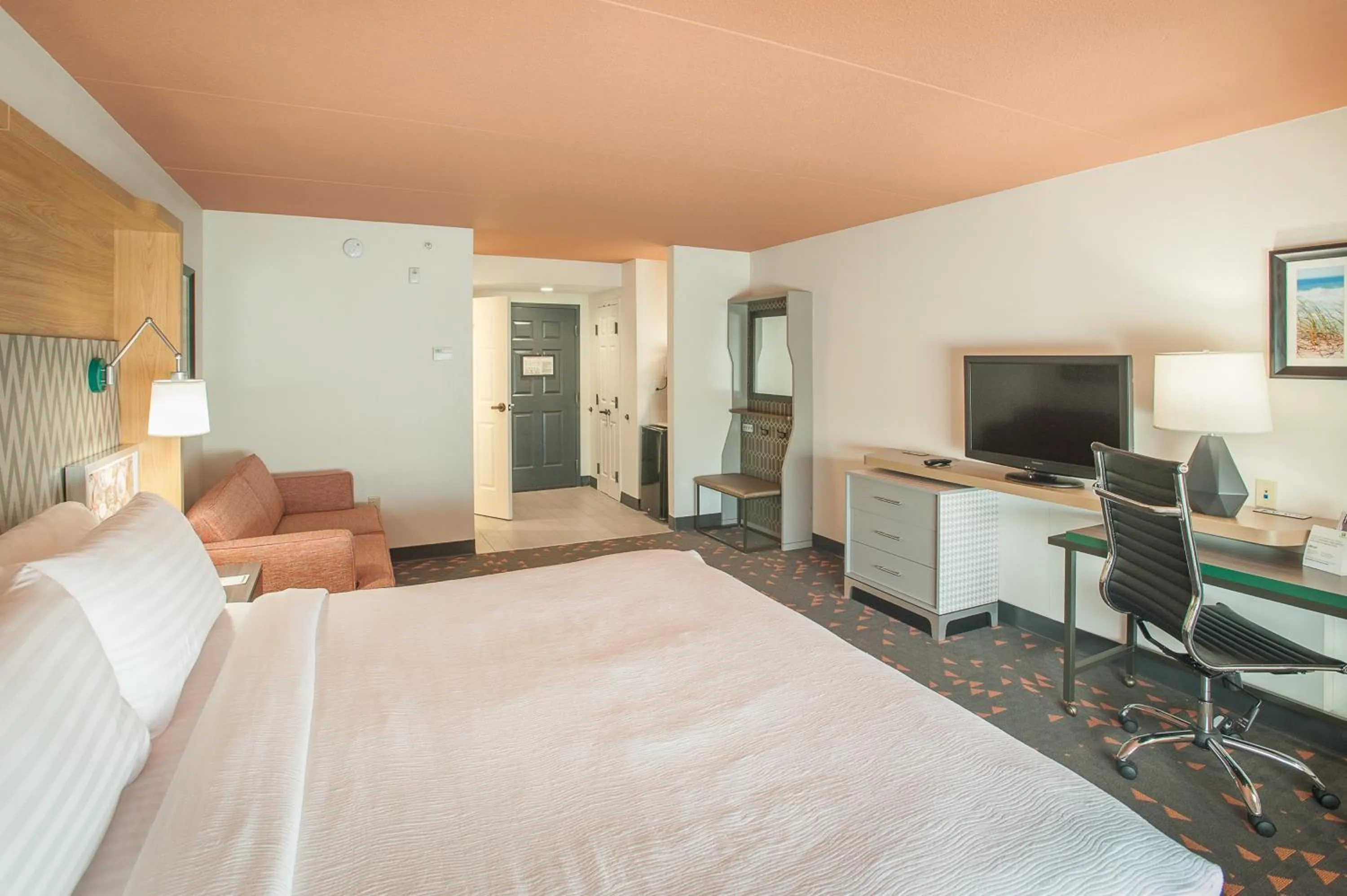 Photo of the whole room, Bed in Holiday Inn Pensacola - University Area by IHG