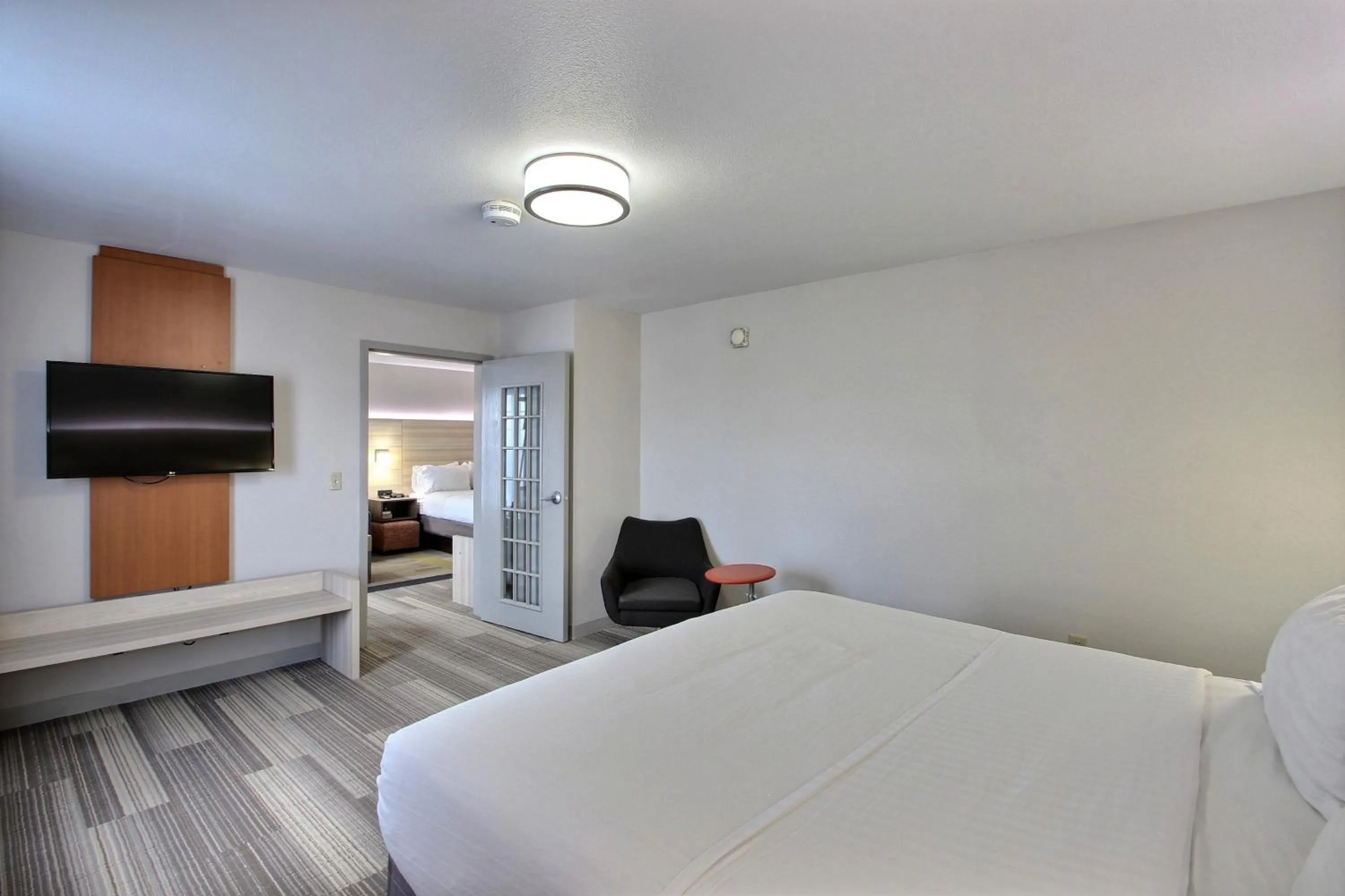 Photo of the whole room, Bed in Holiday Inn Express Hotel & Suites Milwaukee Airport by IHG