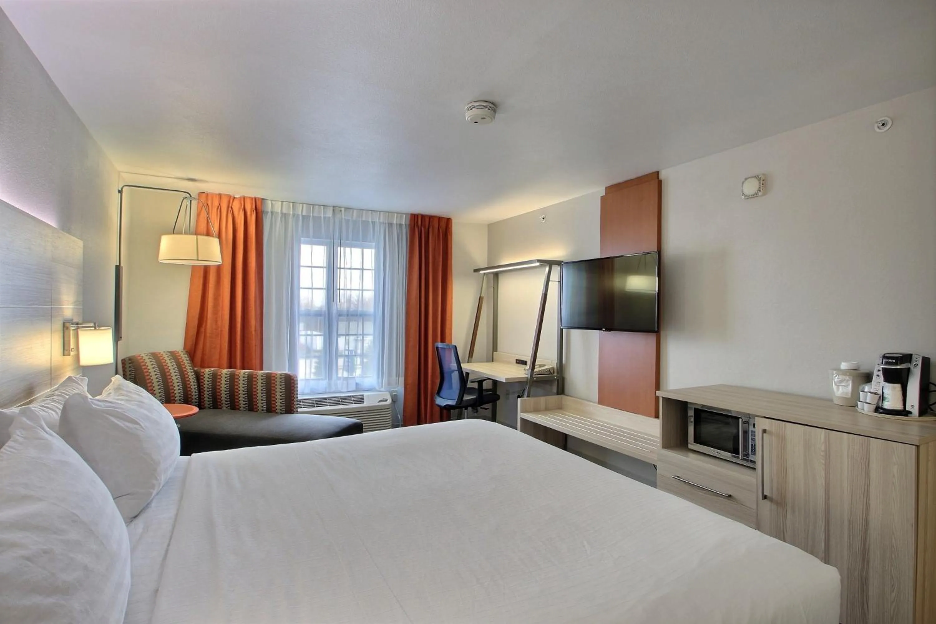 Photo of the whole room, Bed in Holiday Inn Express Hotel & Suites Milwaukee Airport by IHG