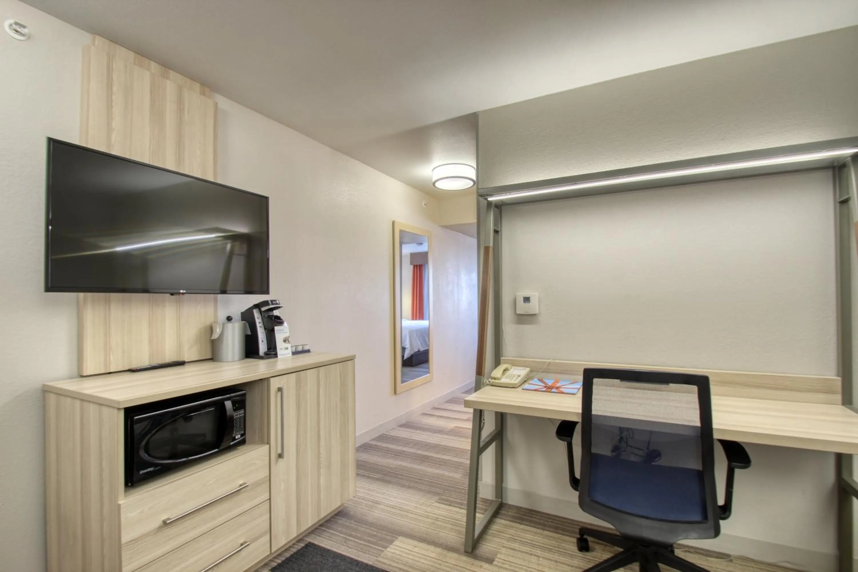 Photo of the whole room in Holiday Inn Express Hotel & Suites Milwaukee Airport by IHG