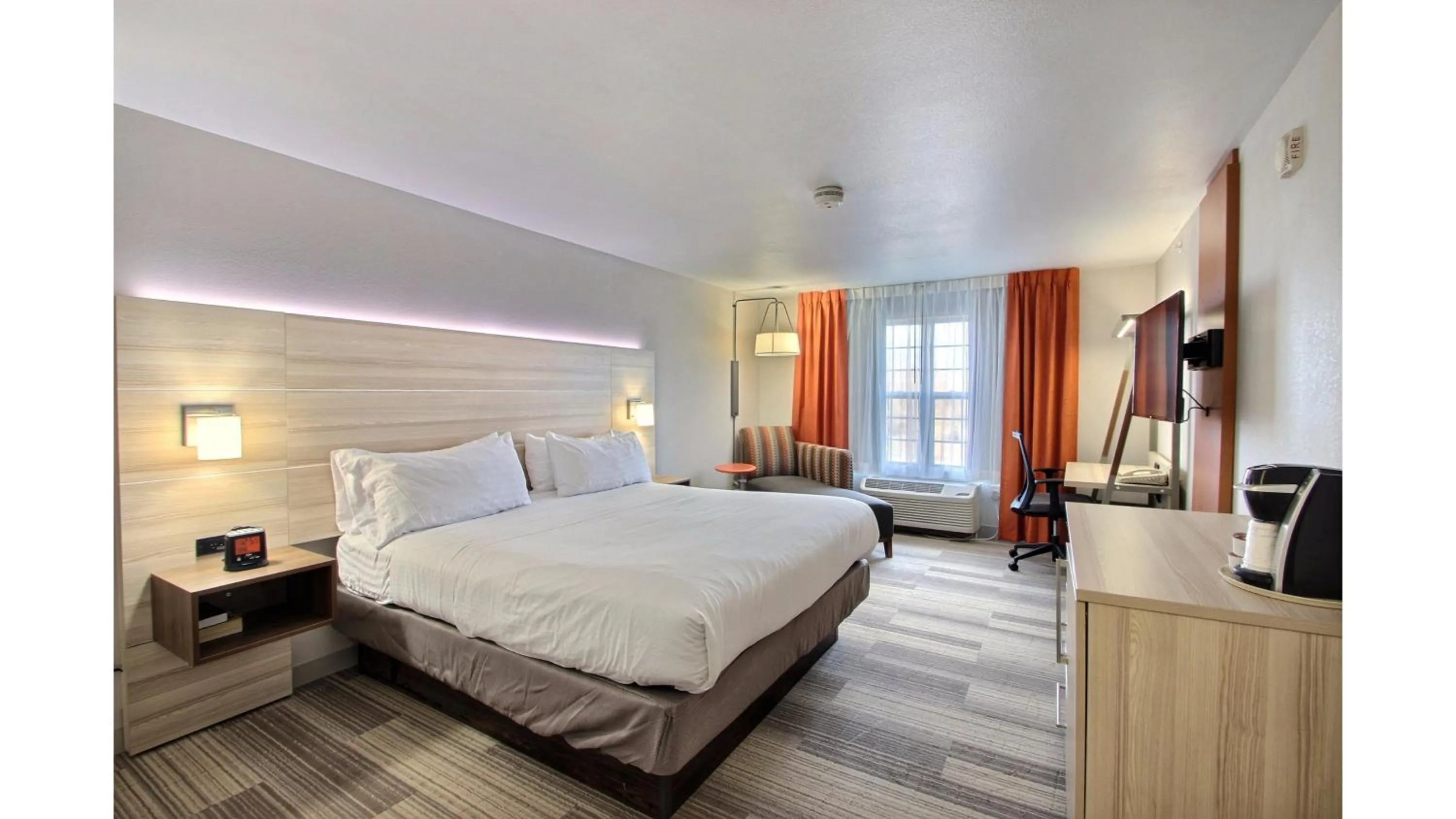 Photo of the whole room, Bed in Holiday Inn Express Hotel & Suites Milwaukee Airport by IHG