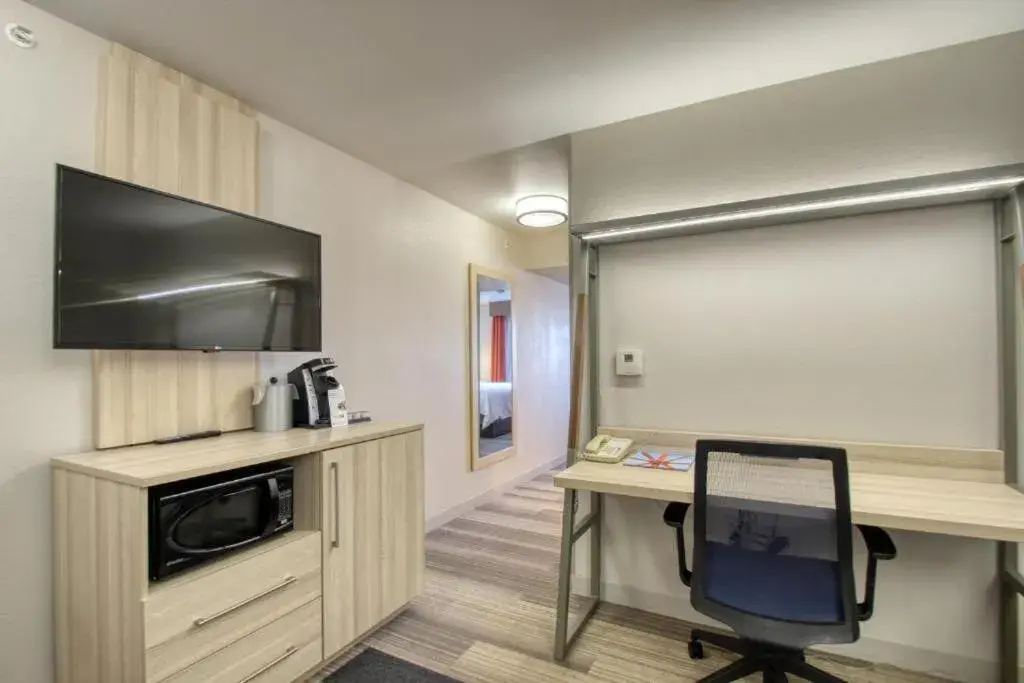 Specialty Room in Holiday Inn Express Hotel & Suites Milwaukee Airport by IHG Specialty Room in Holiday Inn Express Hotel & Suites Milwaukee Airport by IHG