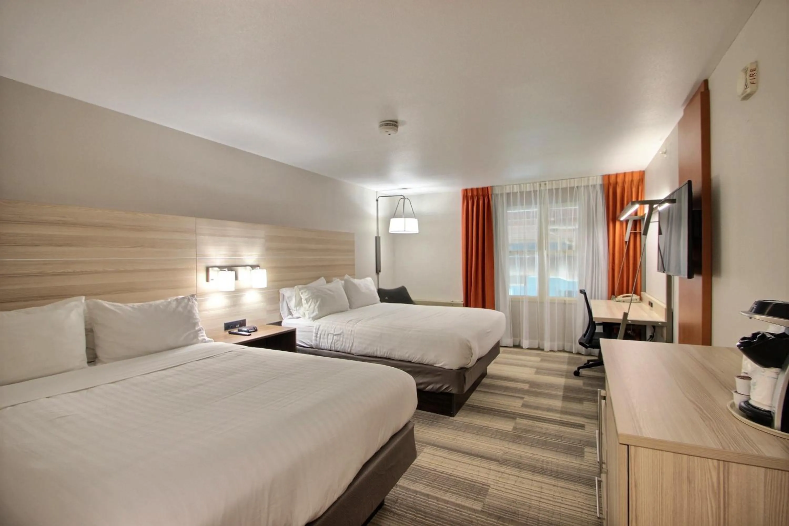 Photo of the whole room, Bed in Holiday Inn Express Hotel & Suites Milwaukee Airport by IHG