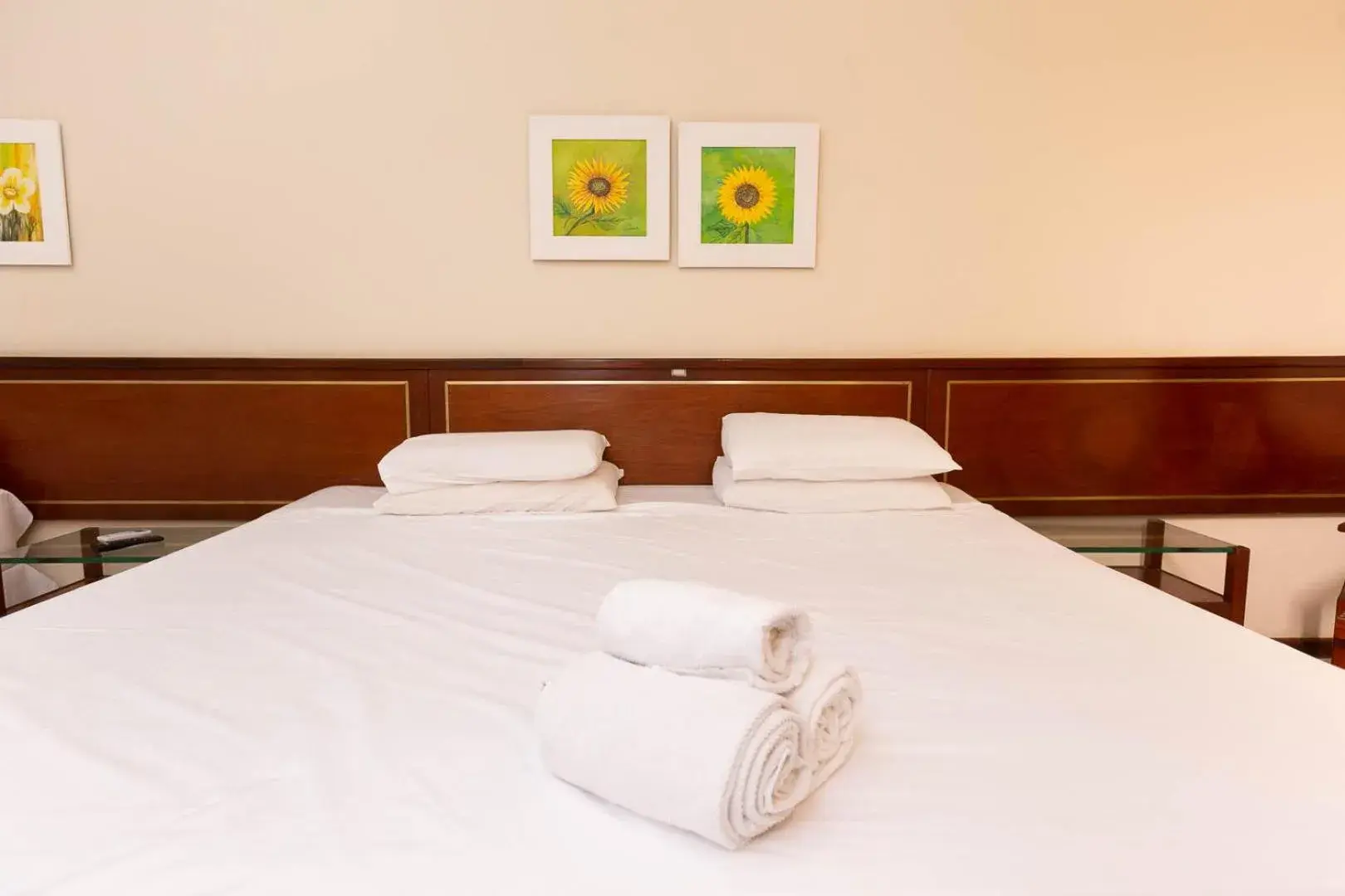 Bedroom, Bed in Rede Andrade Canada Bedroom, Bed in Rede Andrade Canada