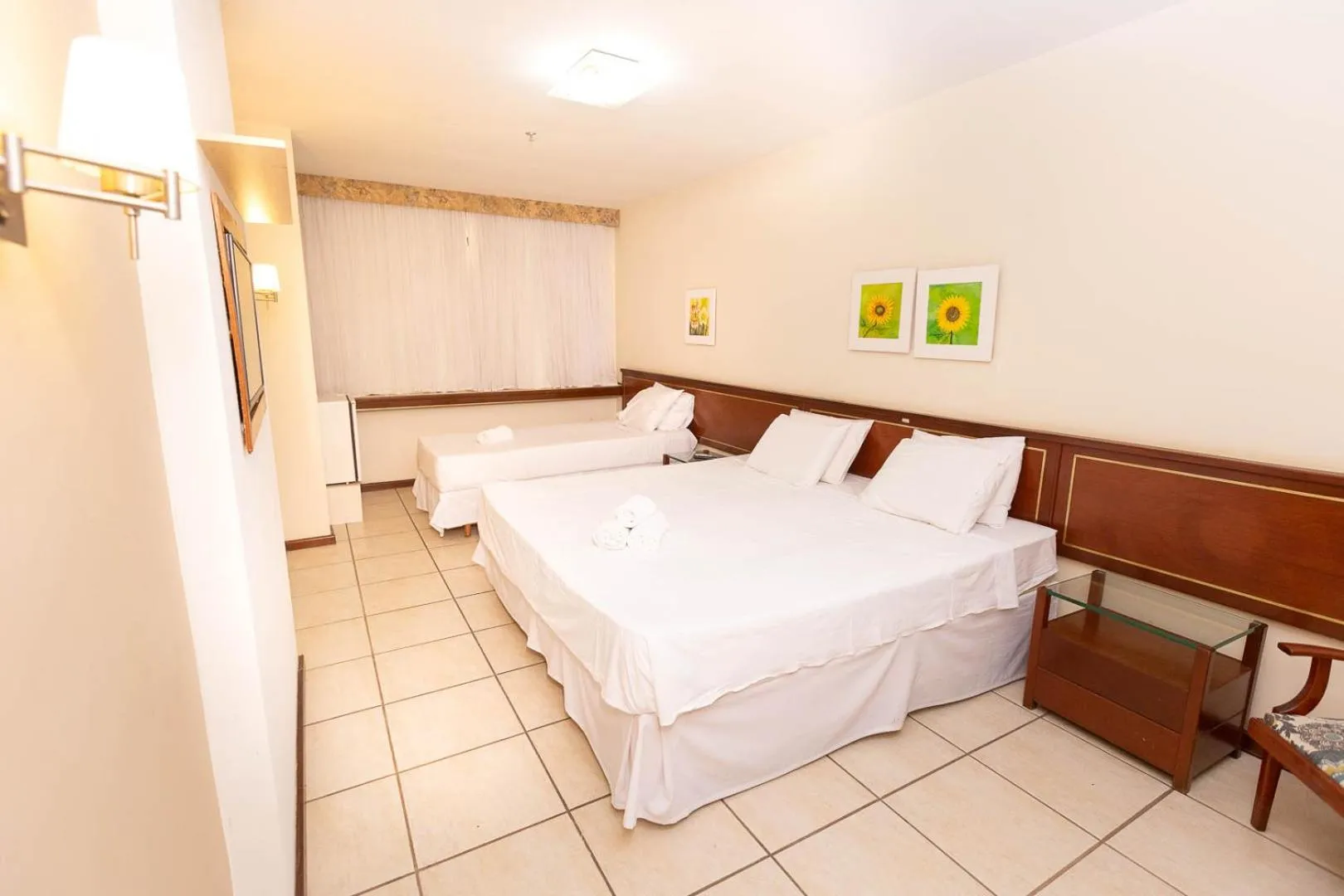 Photo of the whole room, Bed in Rede Andrade Canada