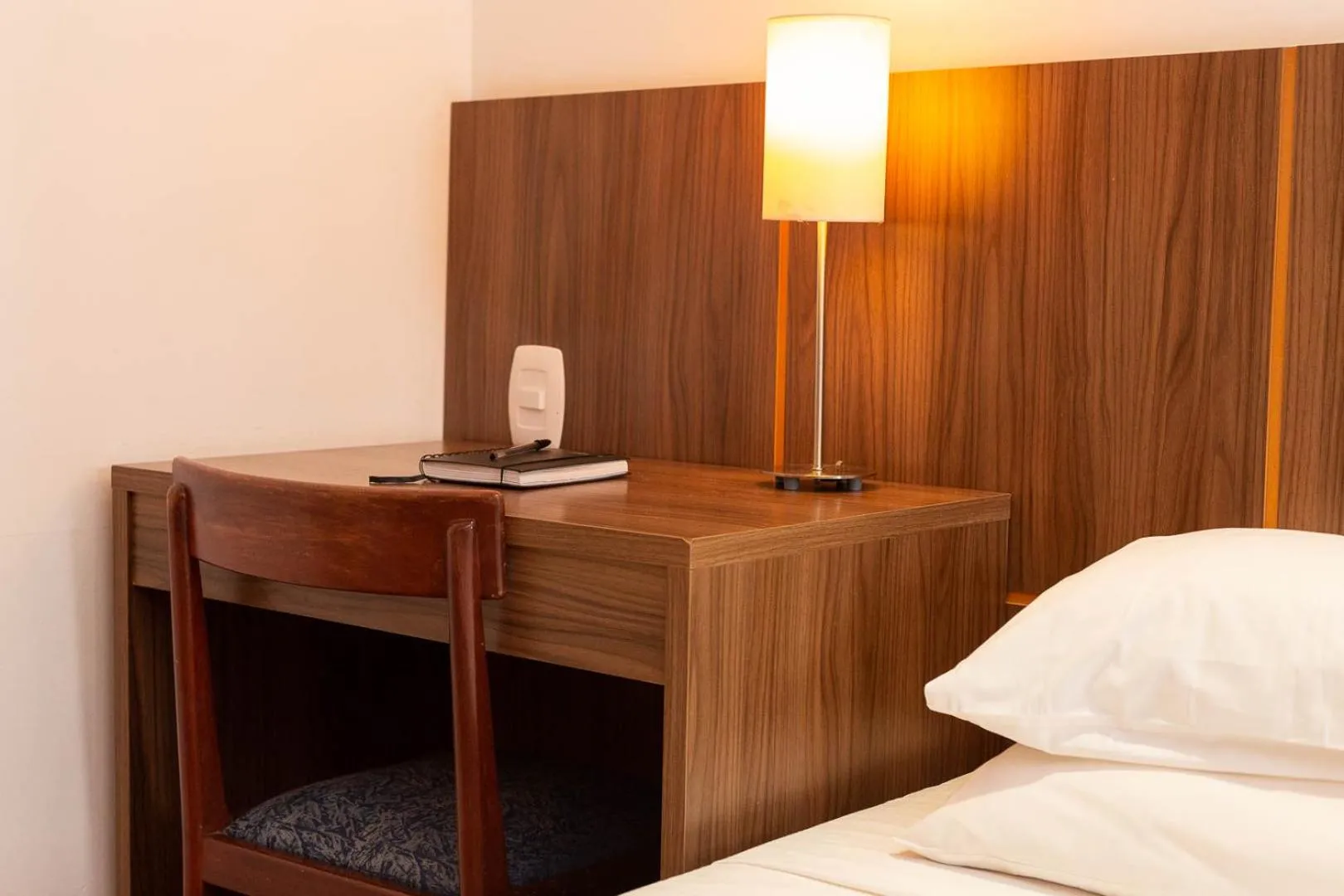 Photo of the whole room, Bed in Rede Andrade Canada