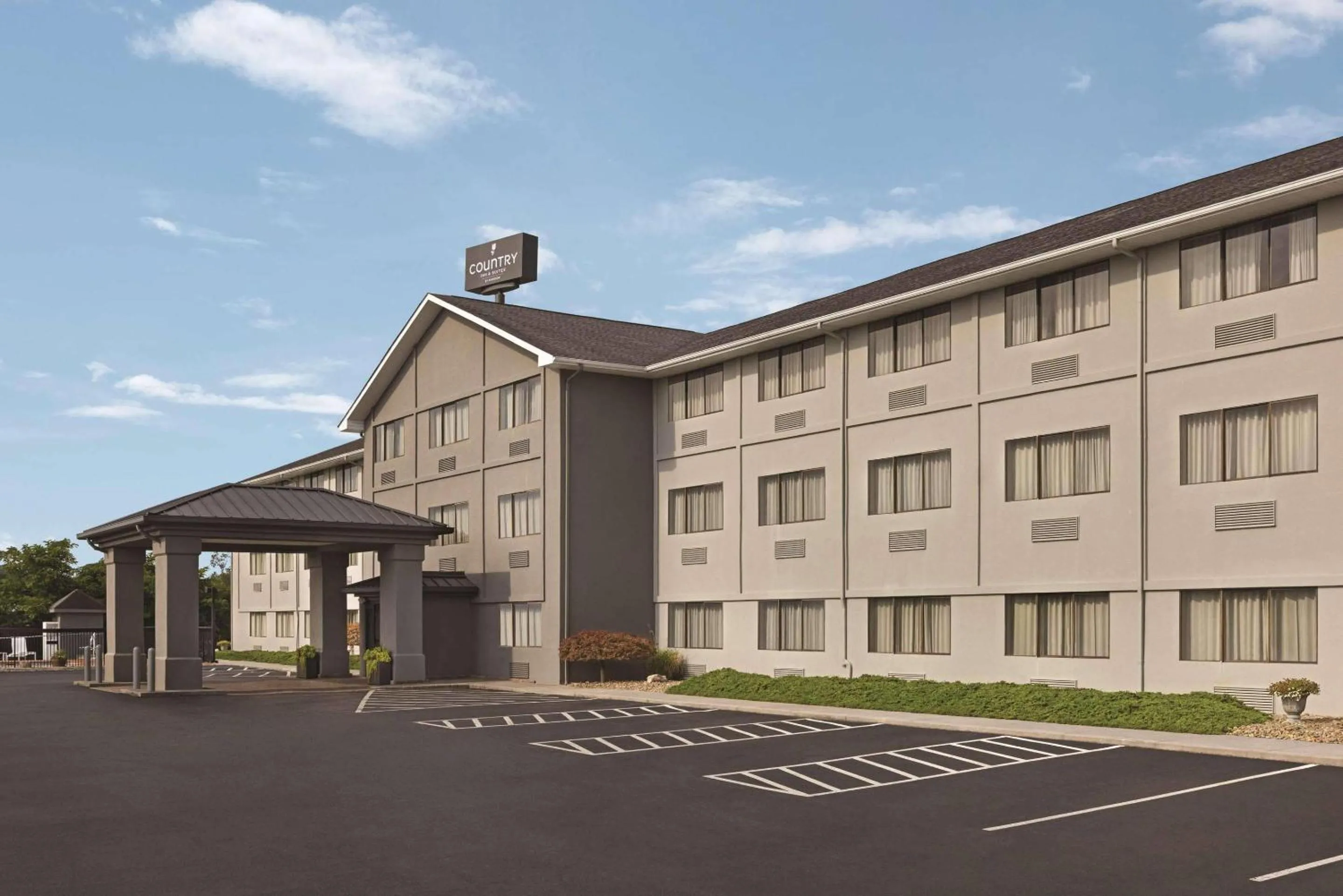 Property building in Country Inn & Suites by Radisson, Abingdon, VA