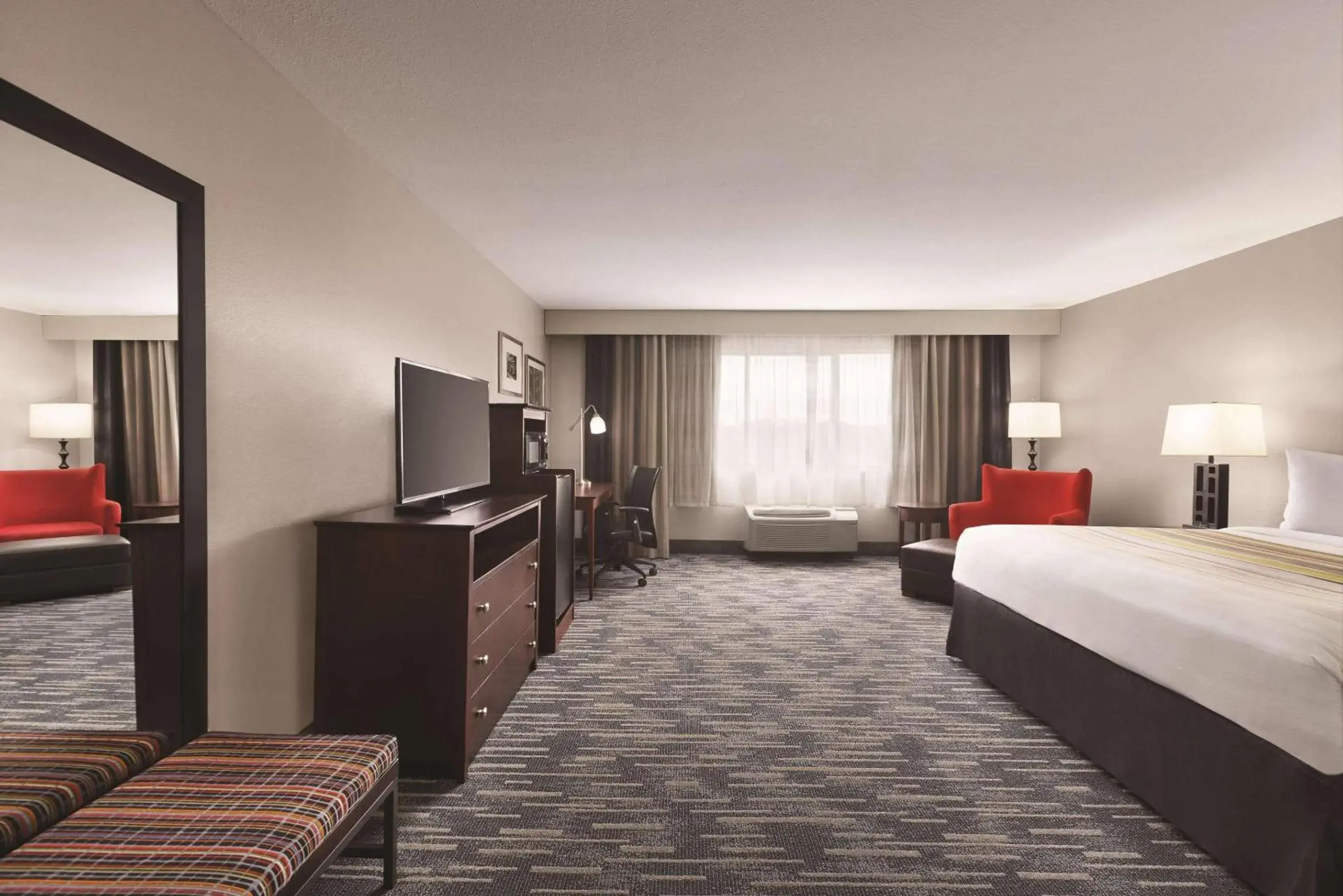 Bedroom, Bed in Country Inn & Suites by Radisson, Abingdon, VA Bedroom, Bed in Country Inn & Suites by Radisson, Abingdon, VA