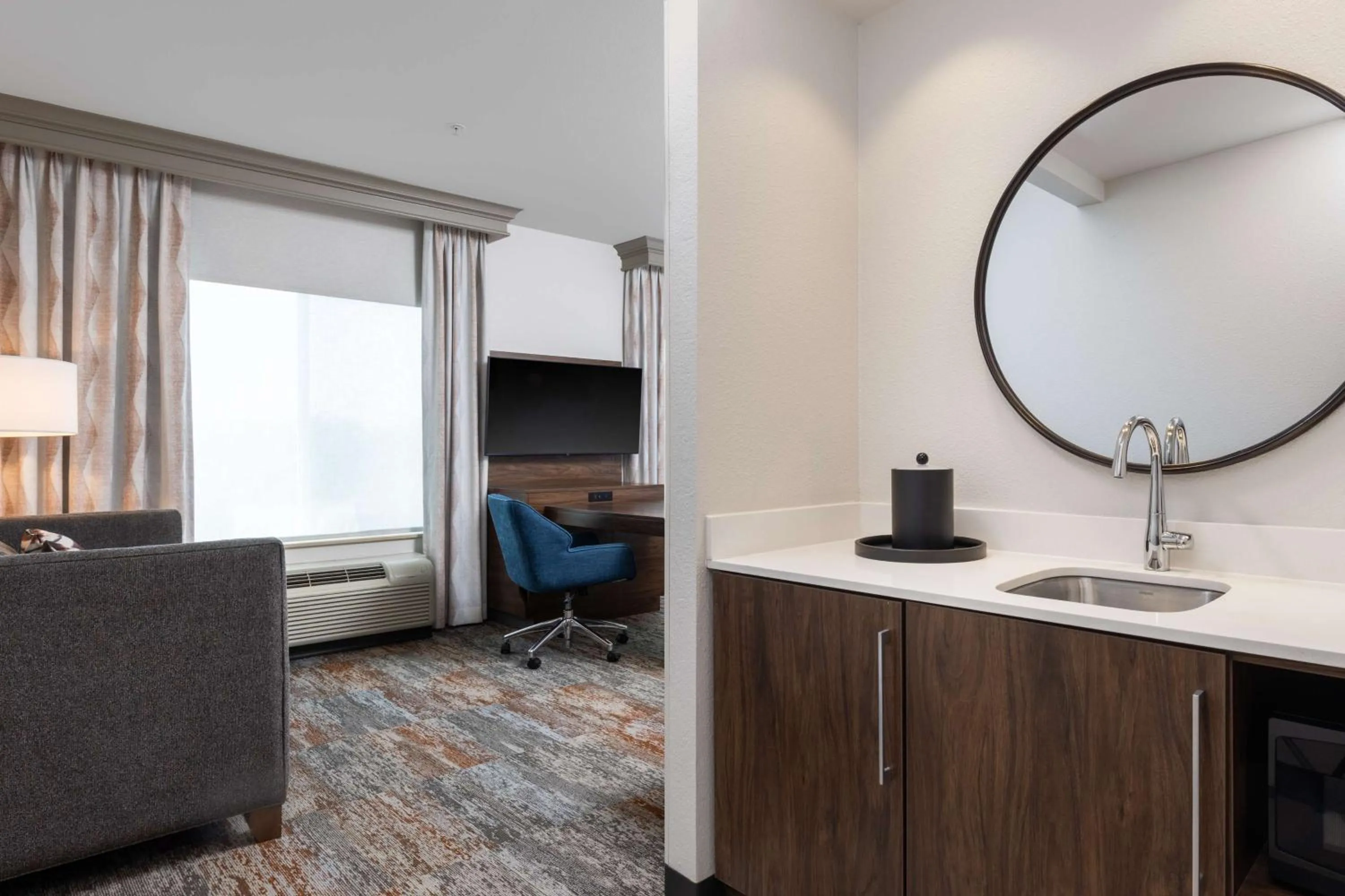 Photo of the whole room, Bed in Hampton Inn & Suites Yuba City