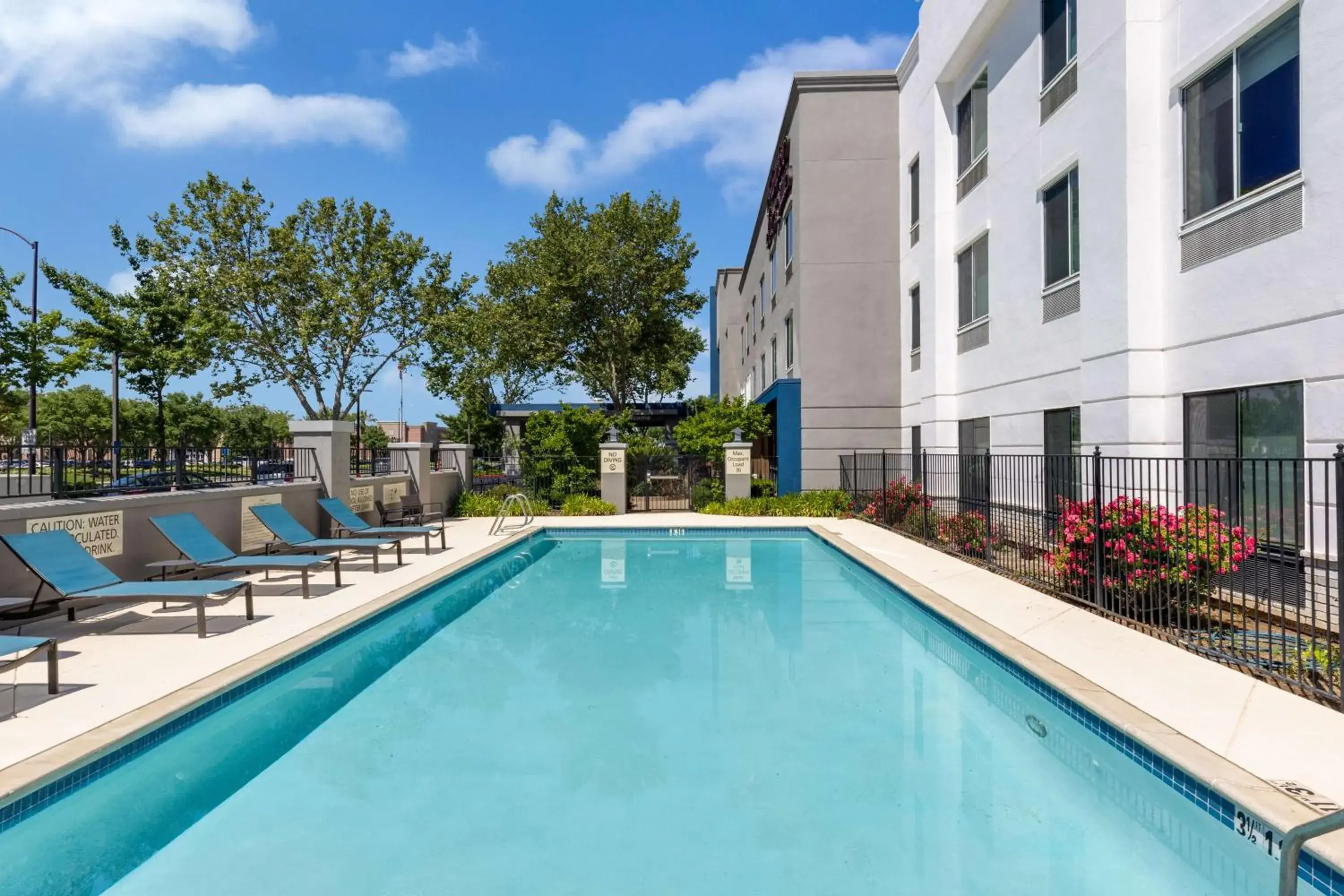 Pool view in Hampton Inn & Suites Yuba City Pool view in Hampton Inn & Suites Yuba City