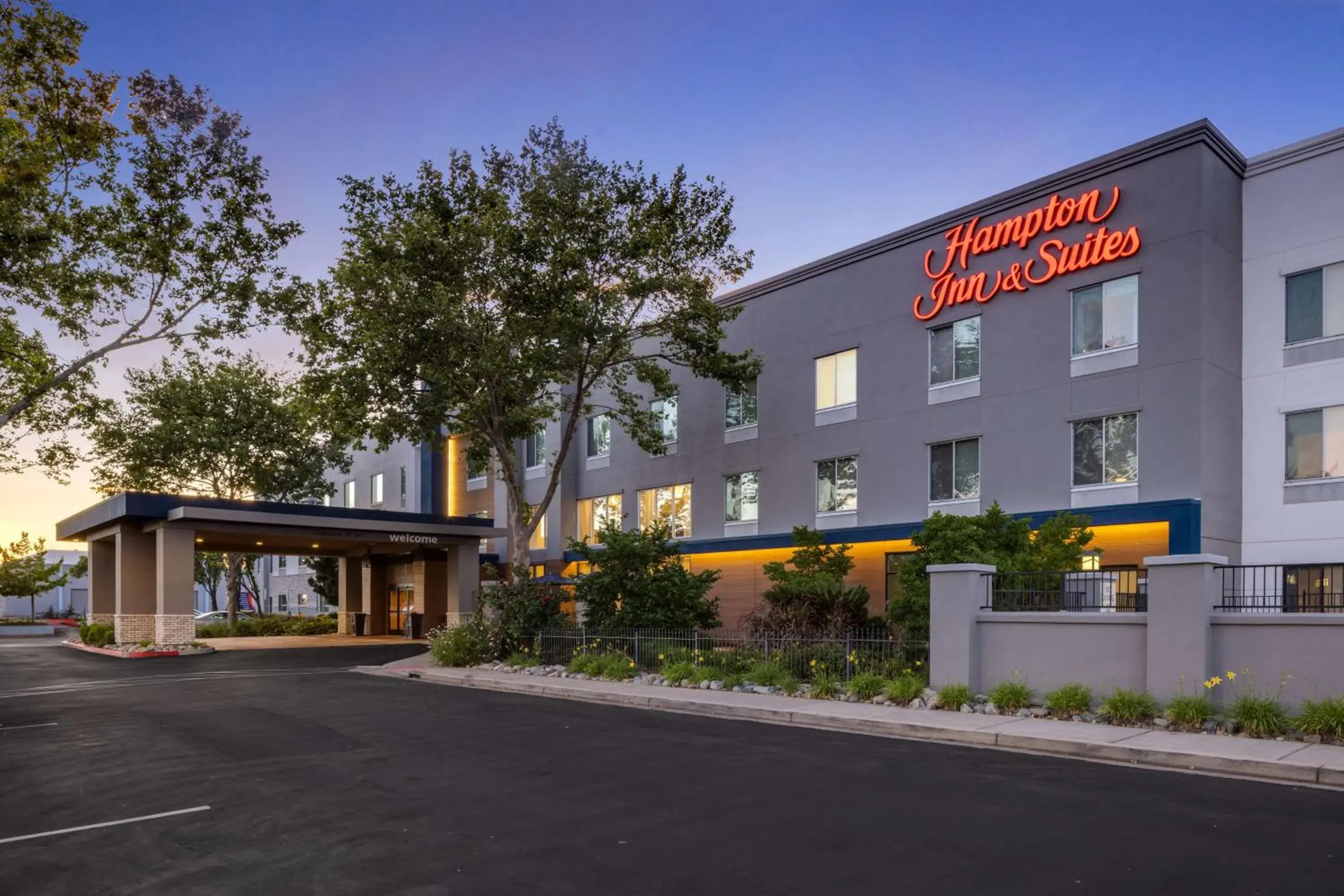 Property building in Hampton Inn & Suites Yuba City Property building in Hampton Inn & Suites Yuba City