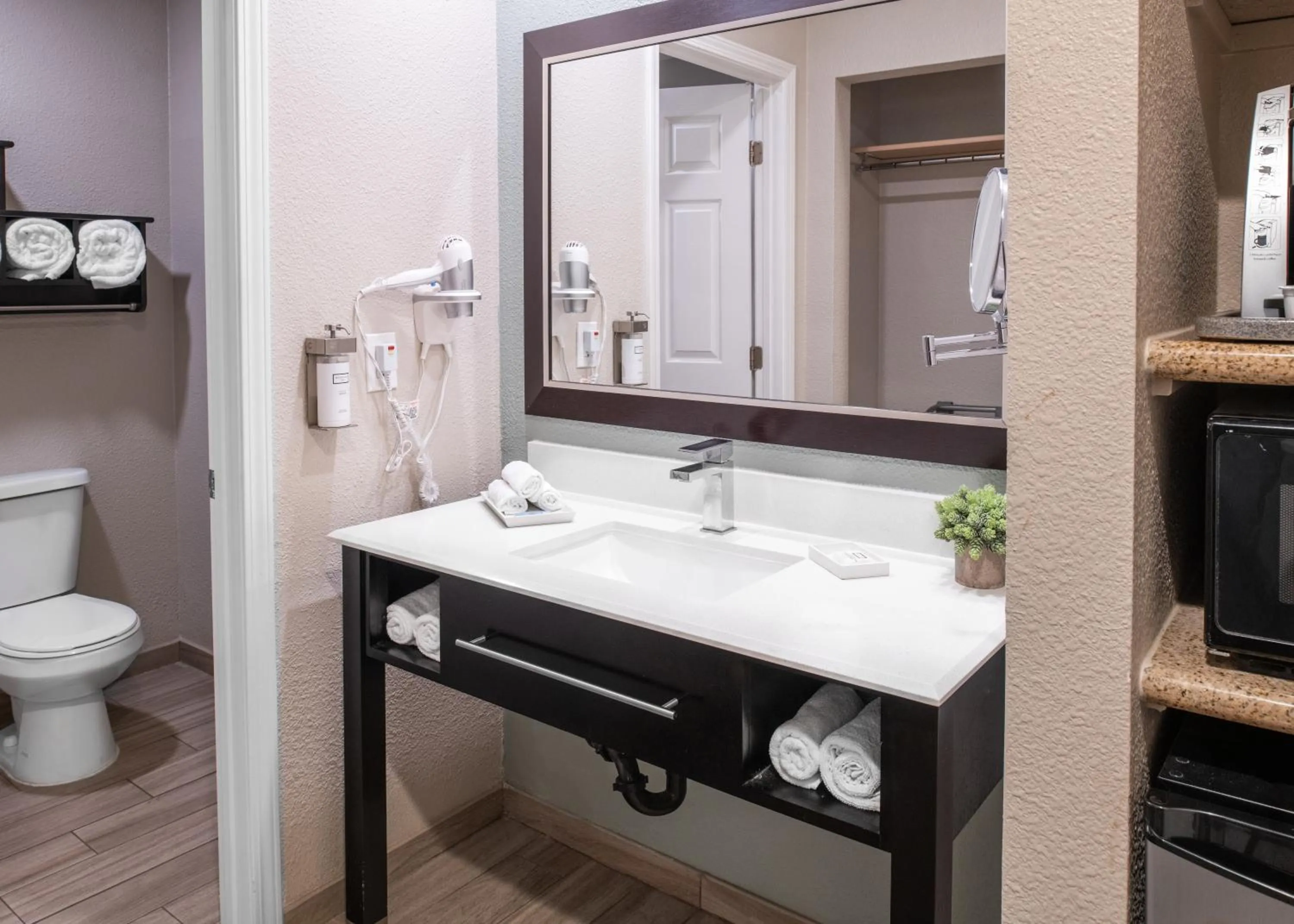 Toilet in Yosemite Westgate Lodge