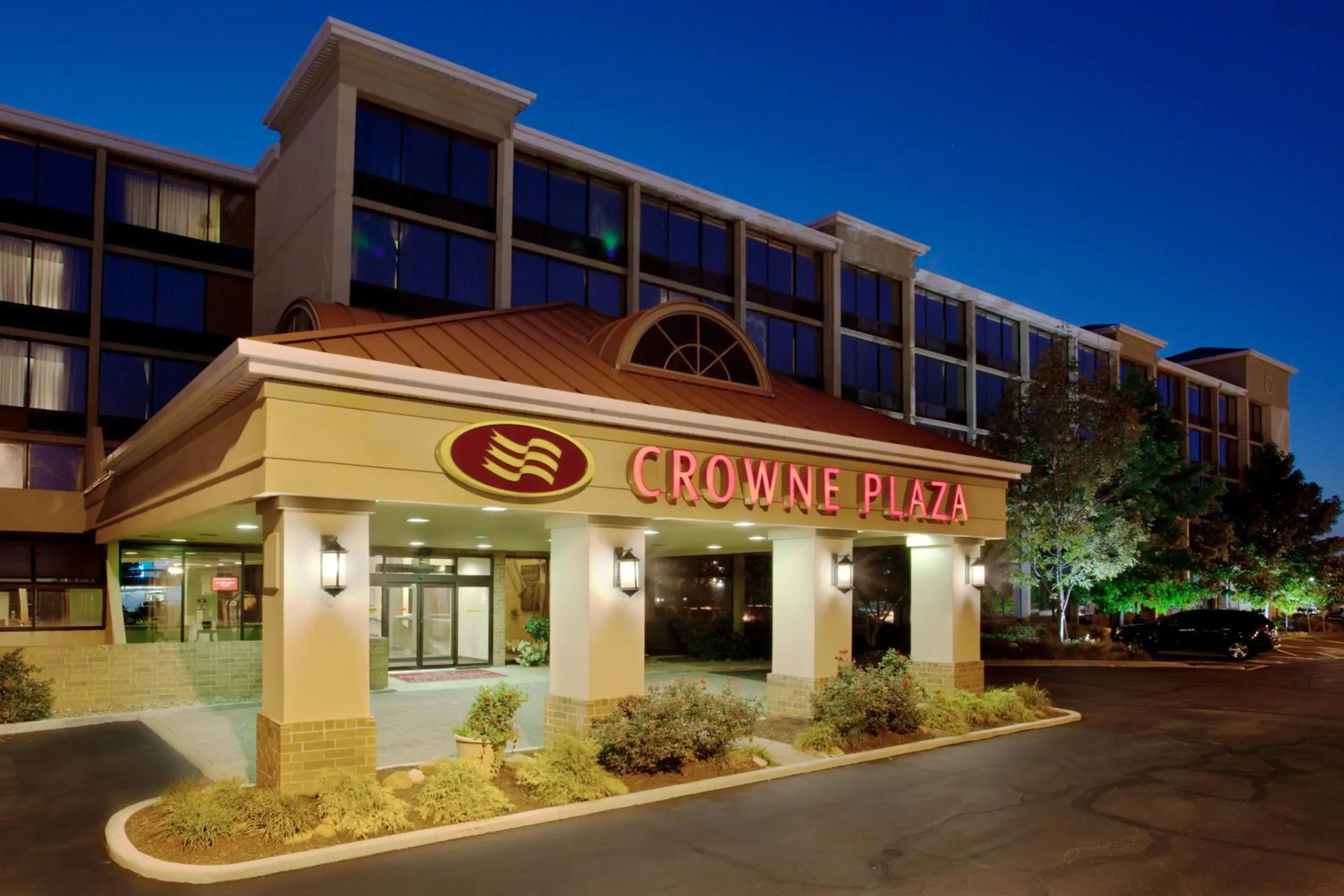 Property building in Crowne Plaza Cleveland Airport by IHG Property building in Crowne Plaza Cleveland Airport by IHG