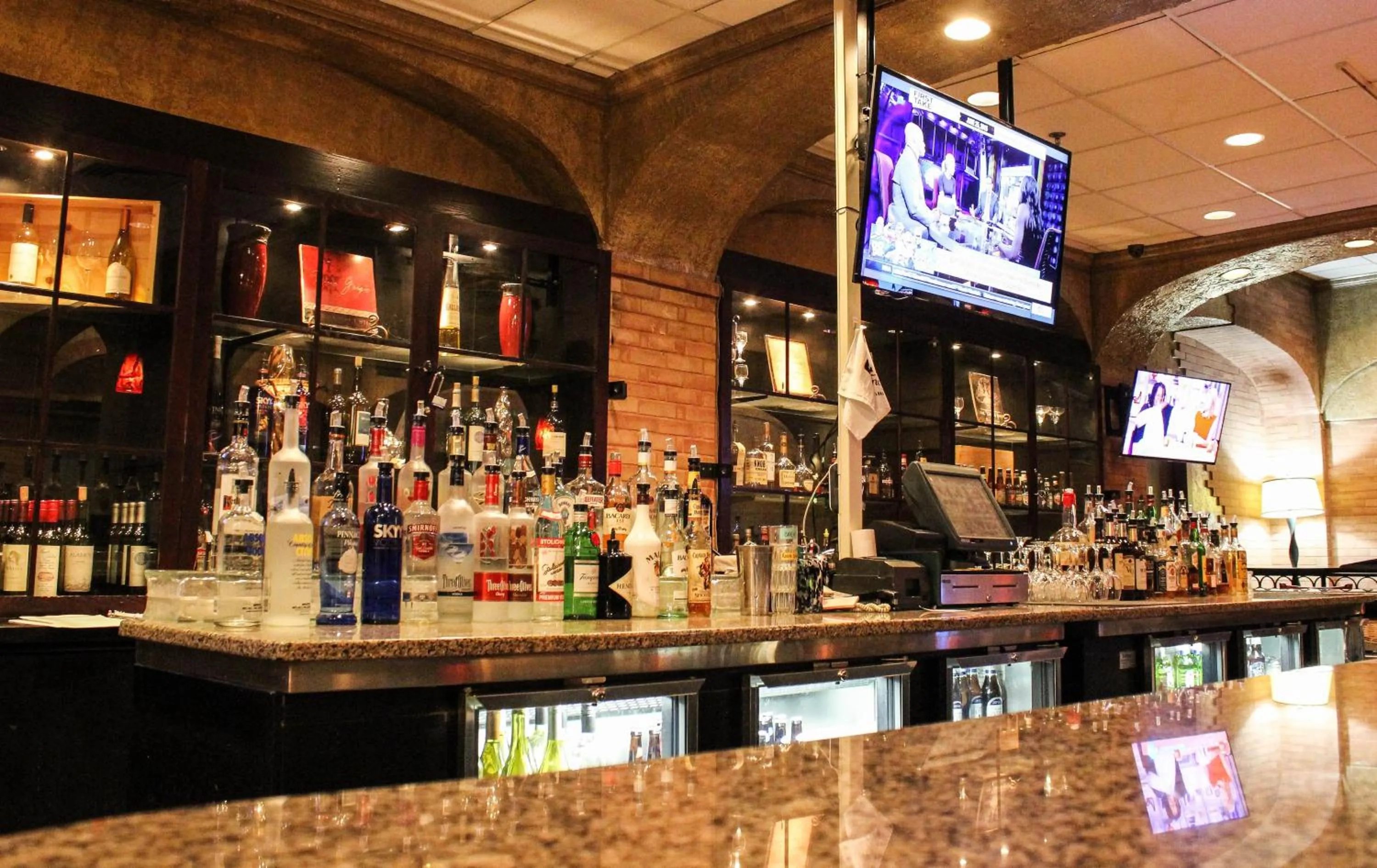 Lounge or bar in Crowne Plaza Cleveland Airport by IHG