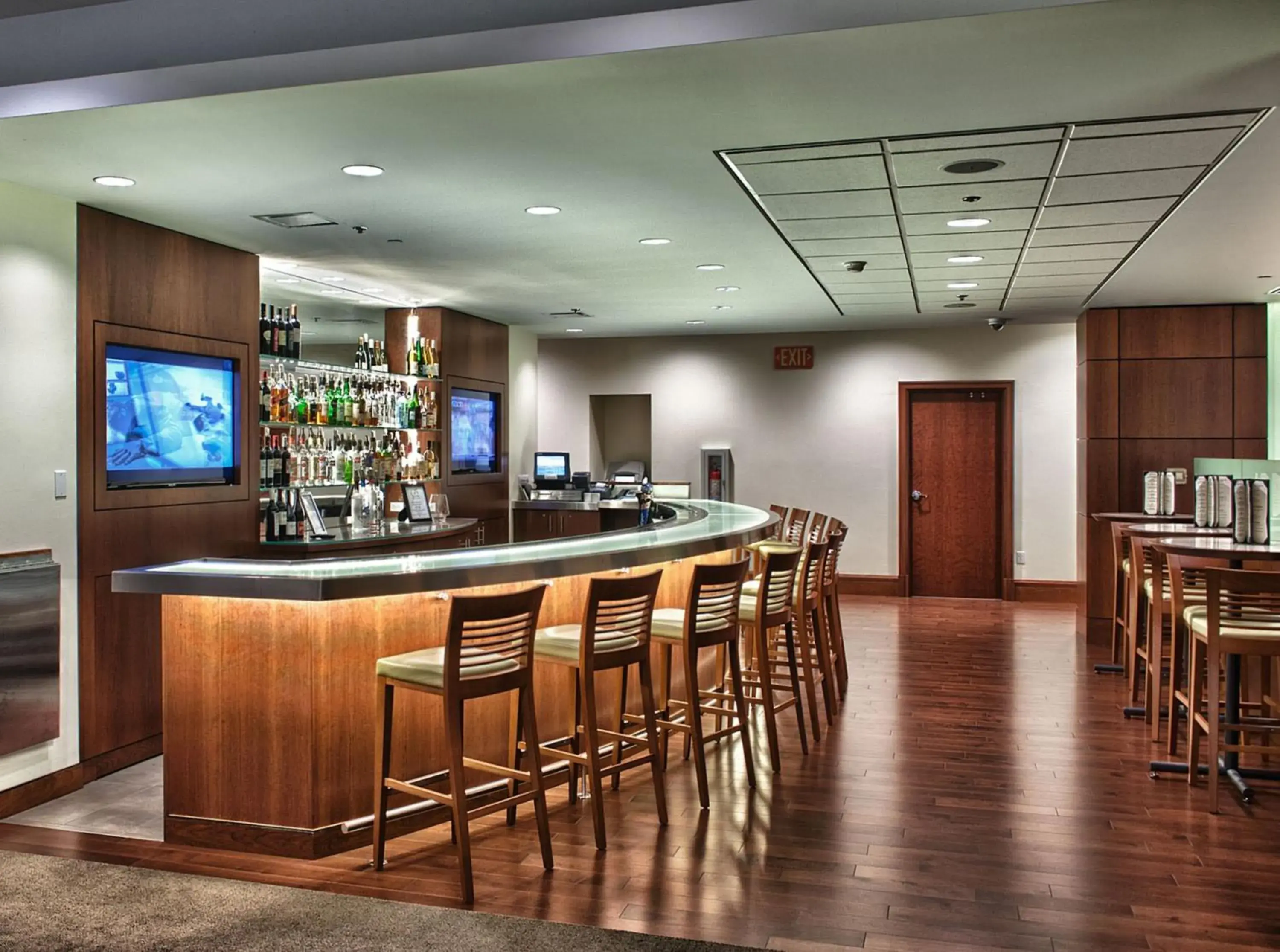 Lounge or bar in InterContinental Suites Hotel Cleveland by IHG Lounge or bar in InterContinental Suites Hotel Cleveland by IHG
