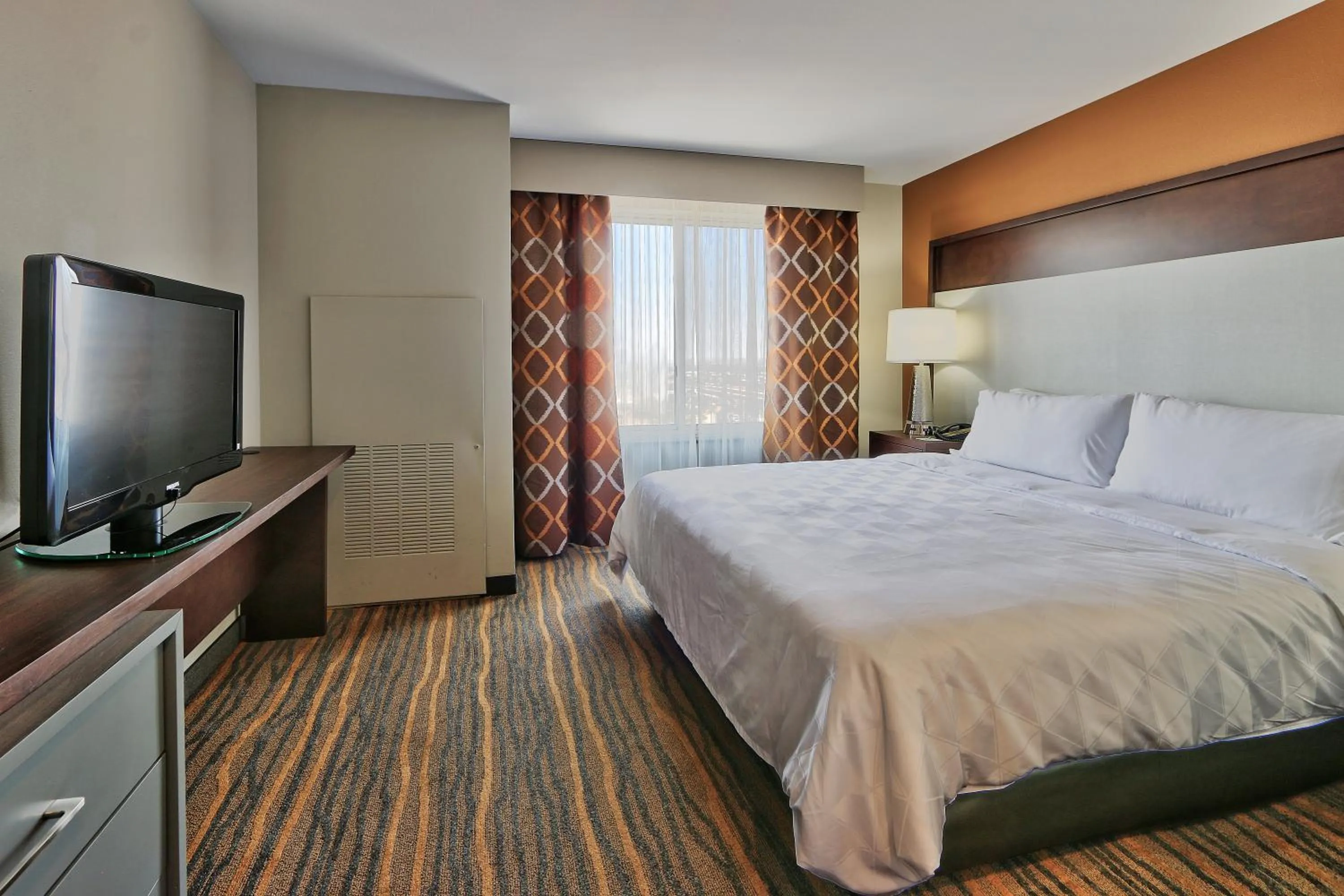 Photo of the whole room, Bed in Holiday Inn & Suites Albuquerque-North I-25 by IHG