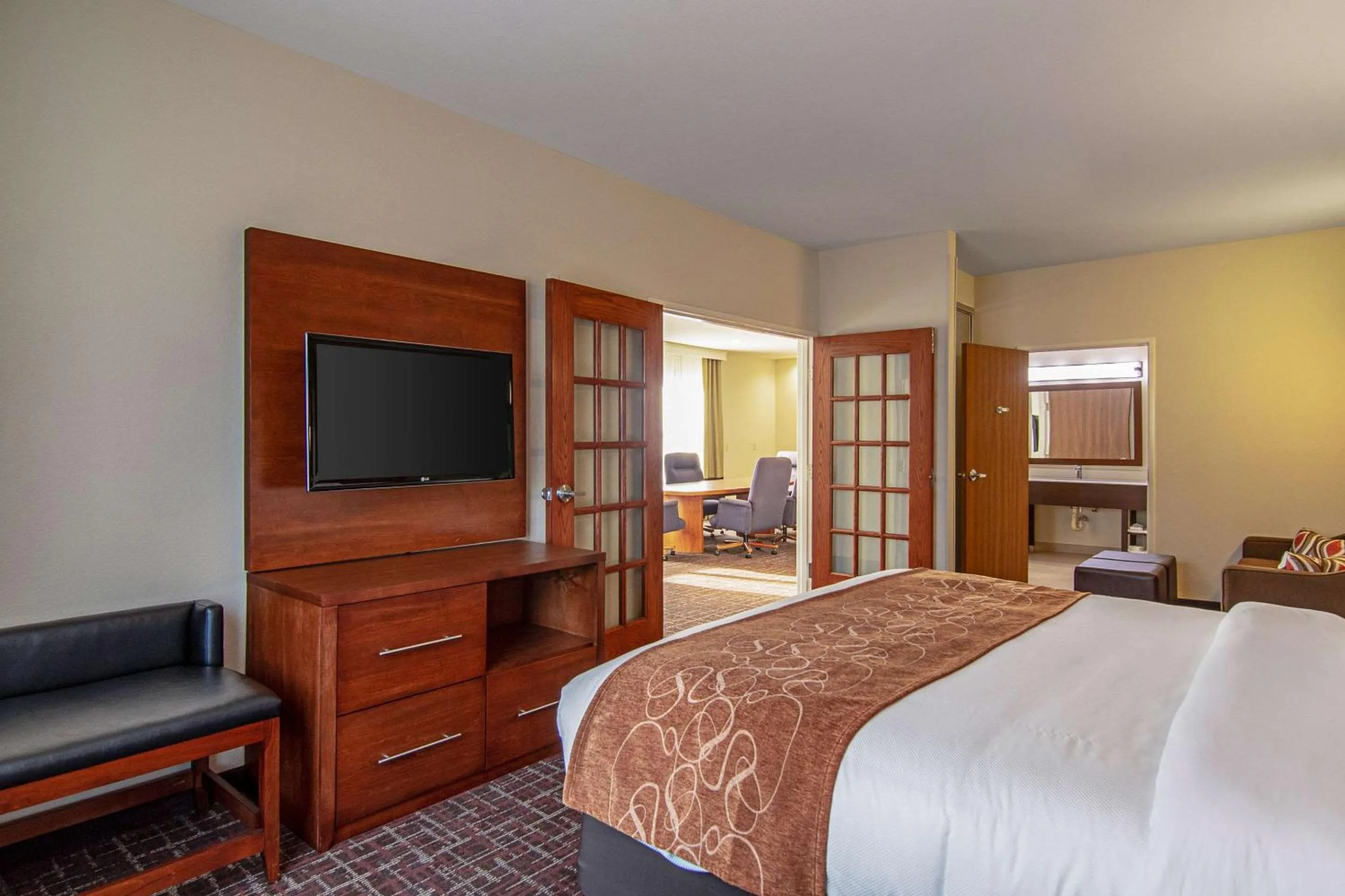 Photo of the whole room in Comfort Suites NW Dallas Near Love Field