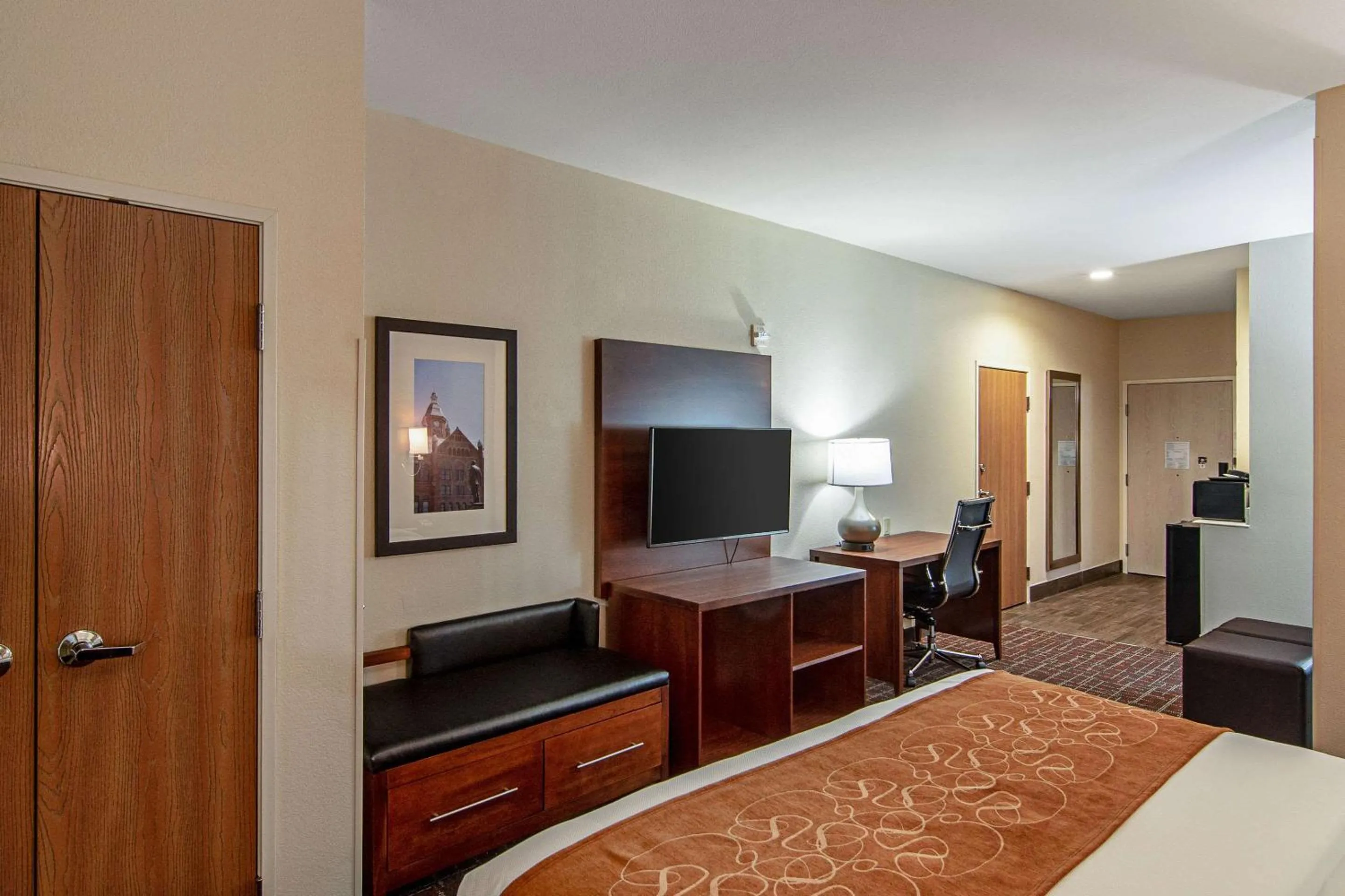 Photo of the whole room in Comfort Suites NW Dallas Near Love Field