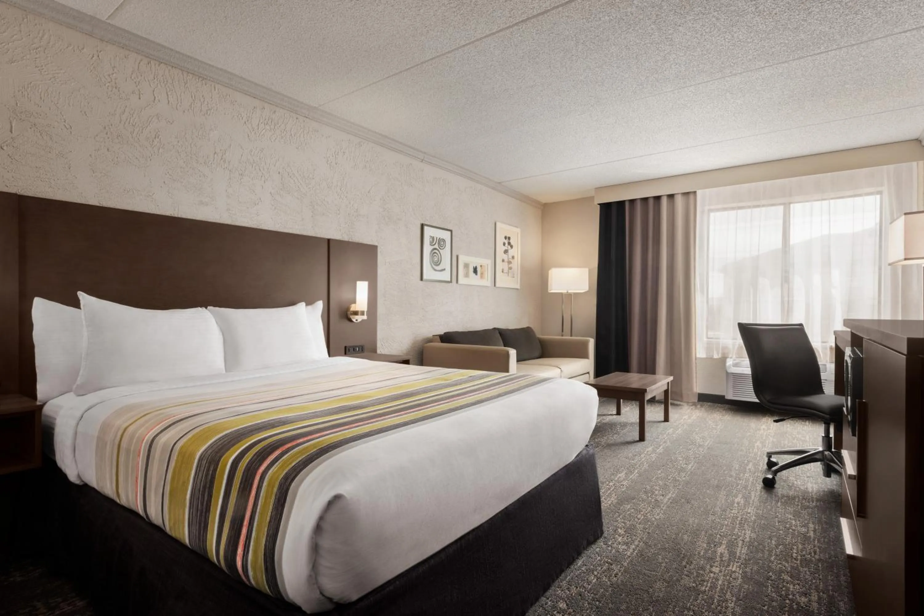 Photo of the whole room, Bed in Country Inn & Suites by Radisson, Mt Pleasant-Racine West, WI