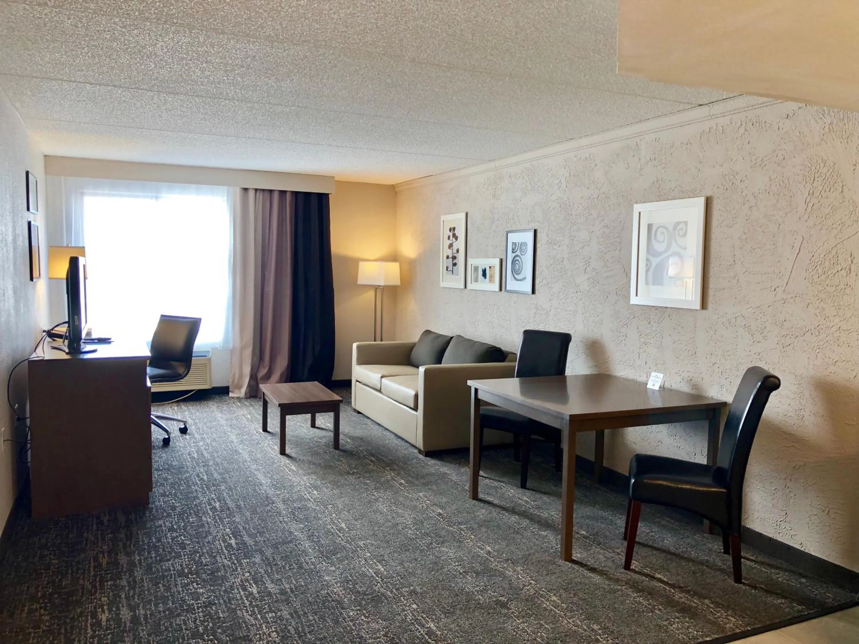 Living room in Country Inn & Suites by Radisson, Mt Pleasant-Racine West, WI