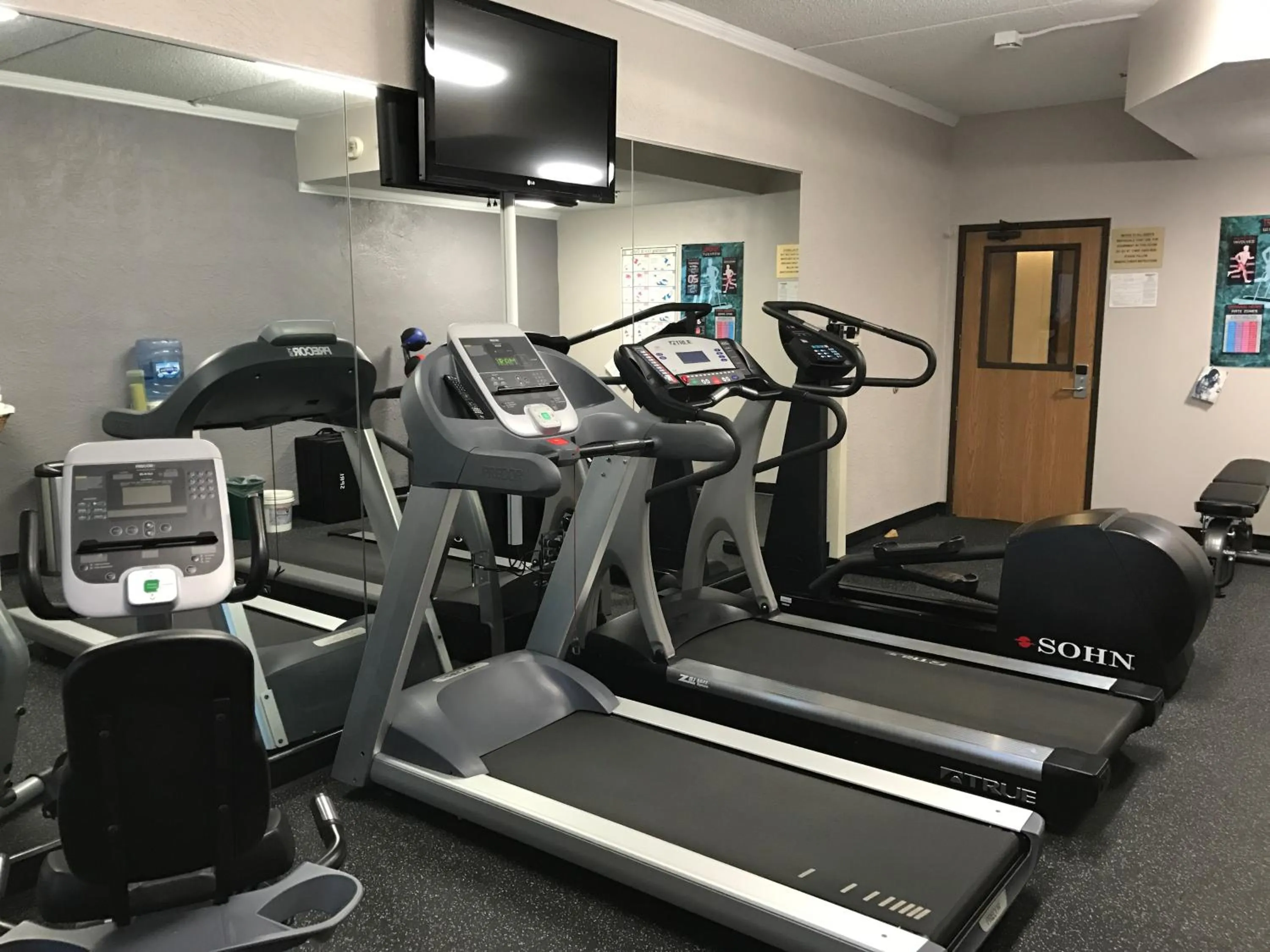 Fitness centre/facilities in Country Inn & Suites by Radisson, Mt Pleasant-Racine West, WI