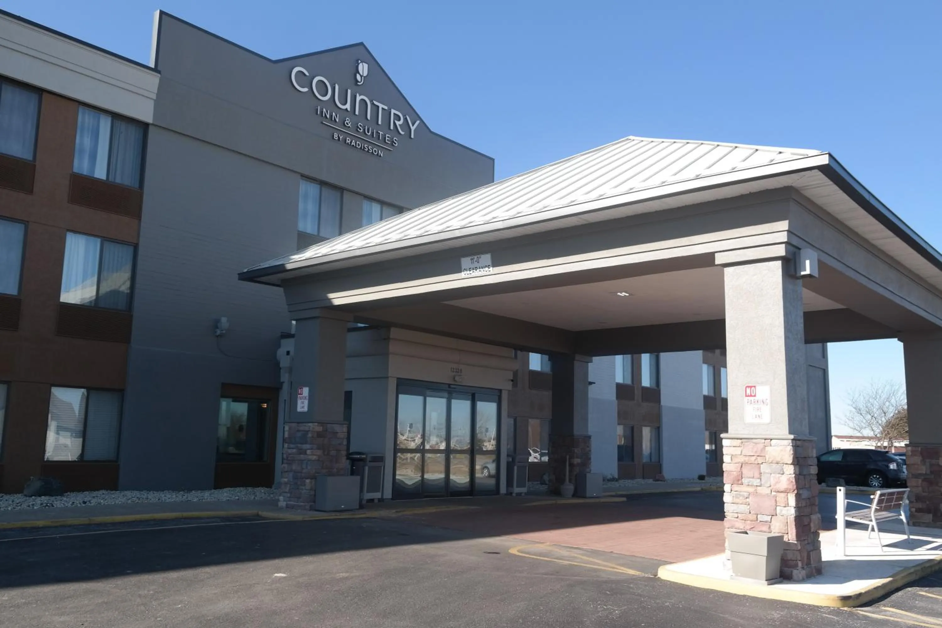 Facade/entrance in Country Inn & Suites by Radisson, Mt Pleasant-Racine West, WI