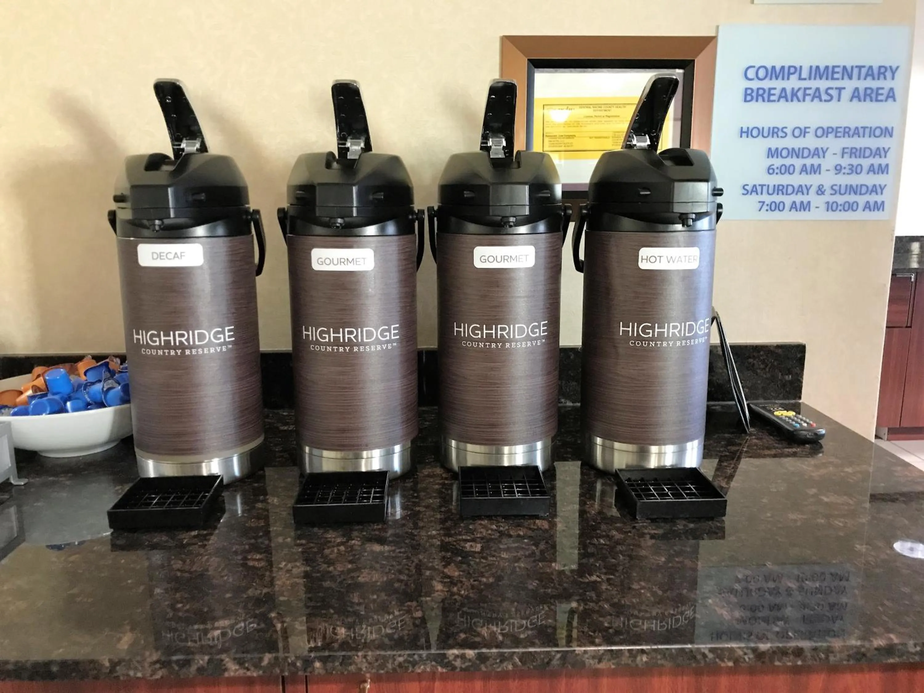 Coffee/tea facilities in Country Inn & Suites by Radisson, Mt Pleasant-Racine West, WI