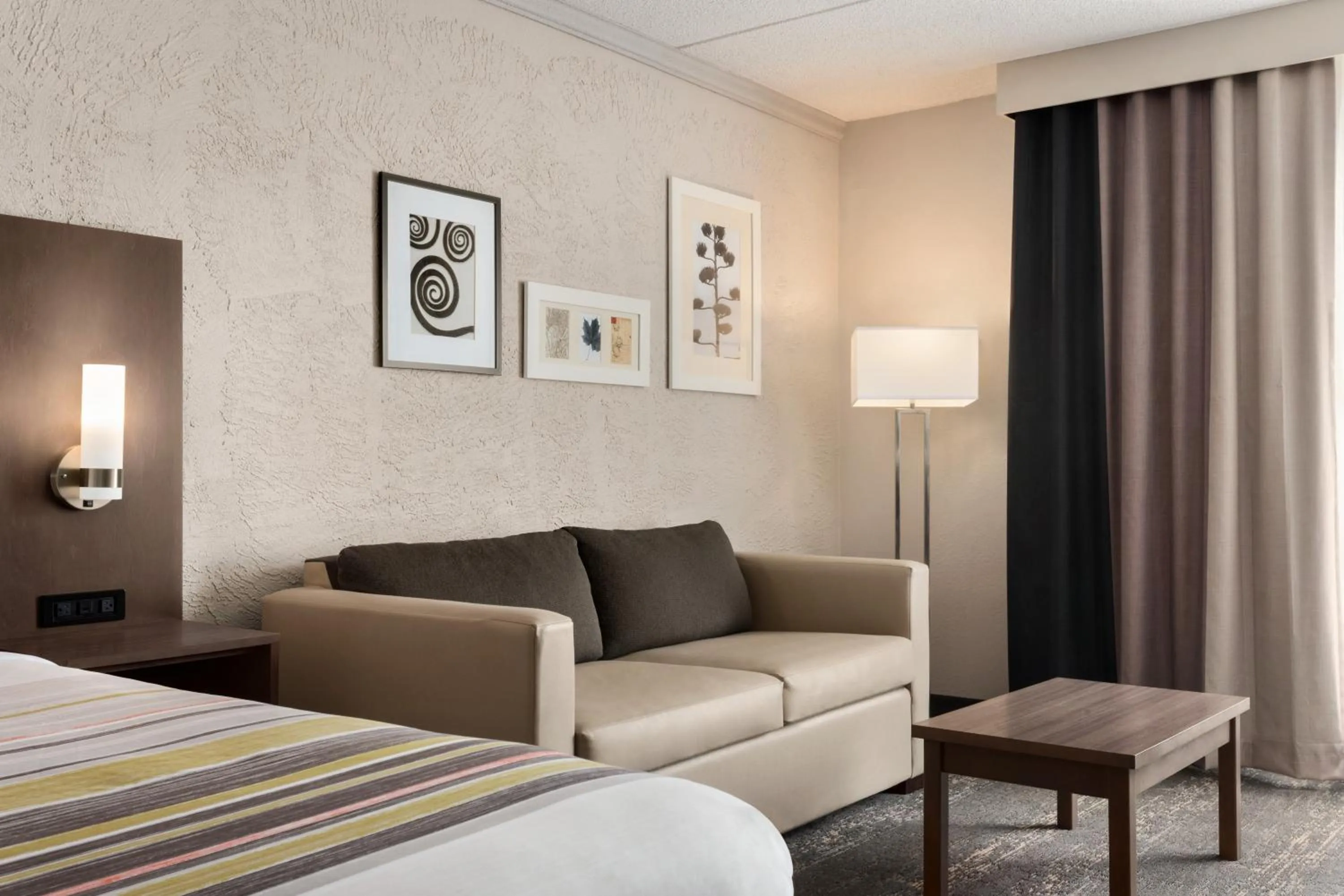 Living room in Country Inn & Suites by Radisson, Mt Pleasant-Racine West, WI