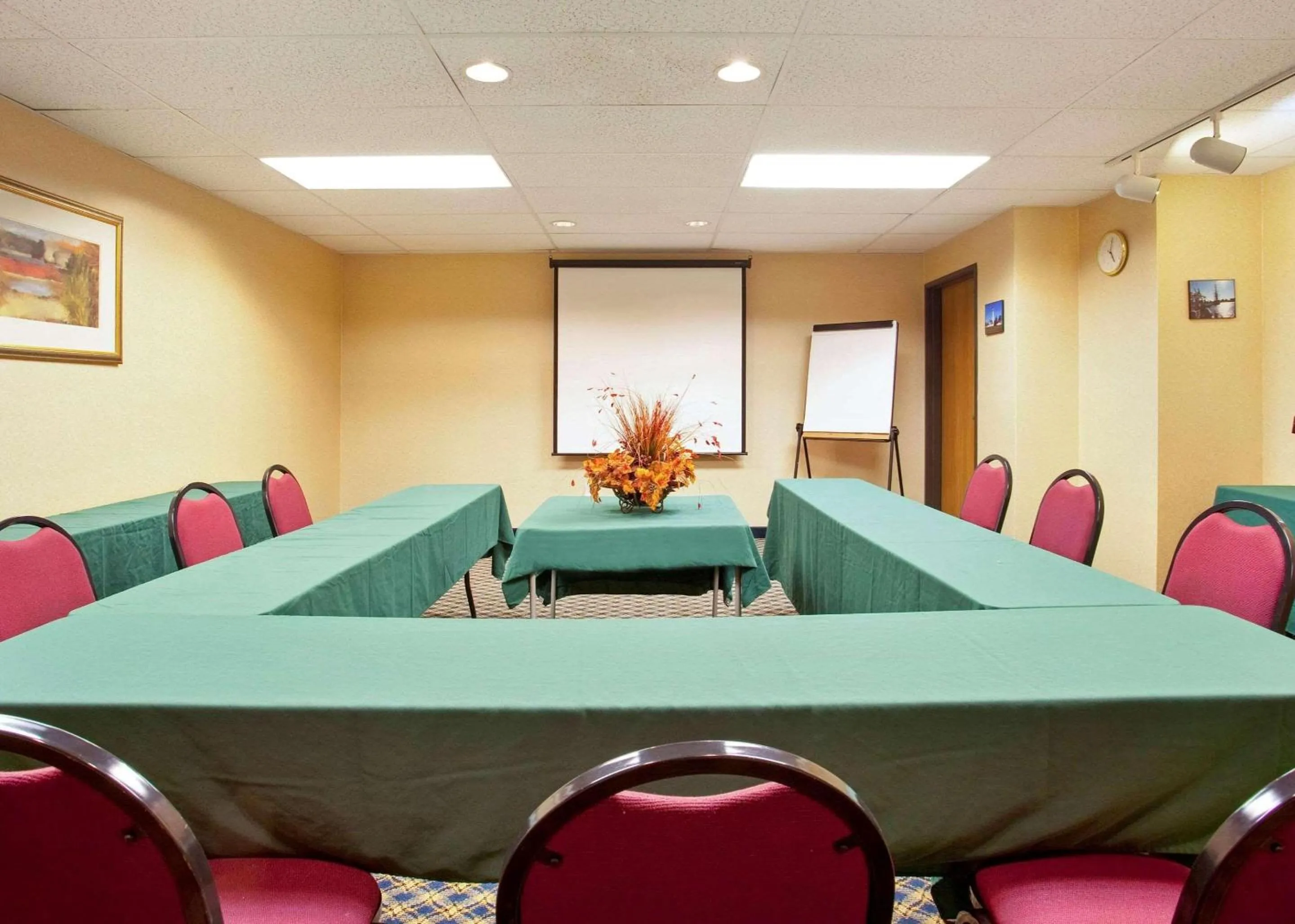 Meeting/conference room in Country Inn & Suites by Radisson, Mt Pleasant-Racine West, WI