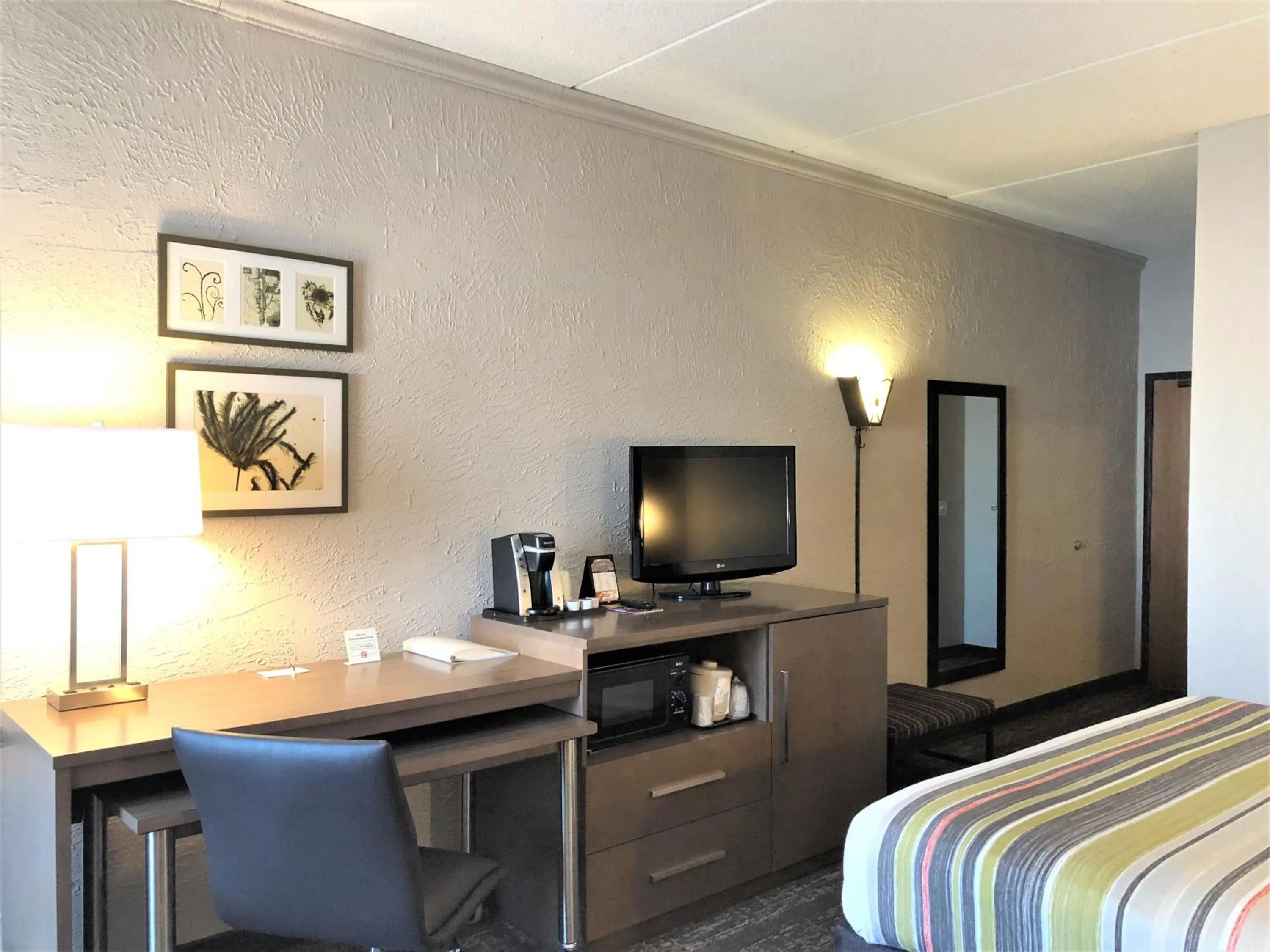 TV and multimedia, Bed in Country Inn & Suites by Radisson, Mt Pleasant-Racine West, WI