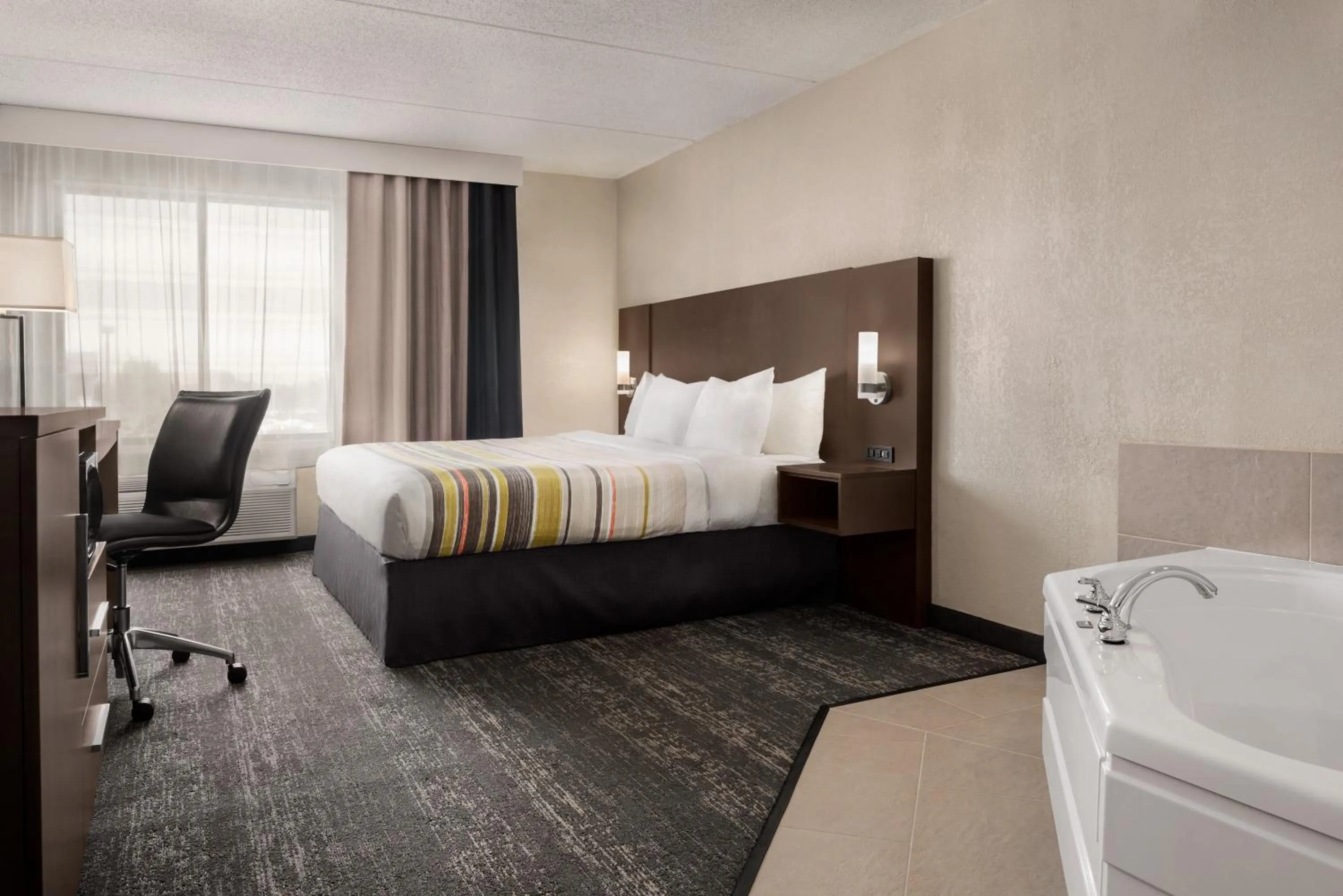 Photo of the whole room, Bed in Country Inn & Suites by Radisson, Mt Pleasant-Racine West, WI