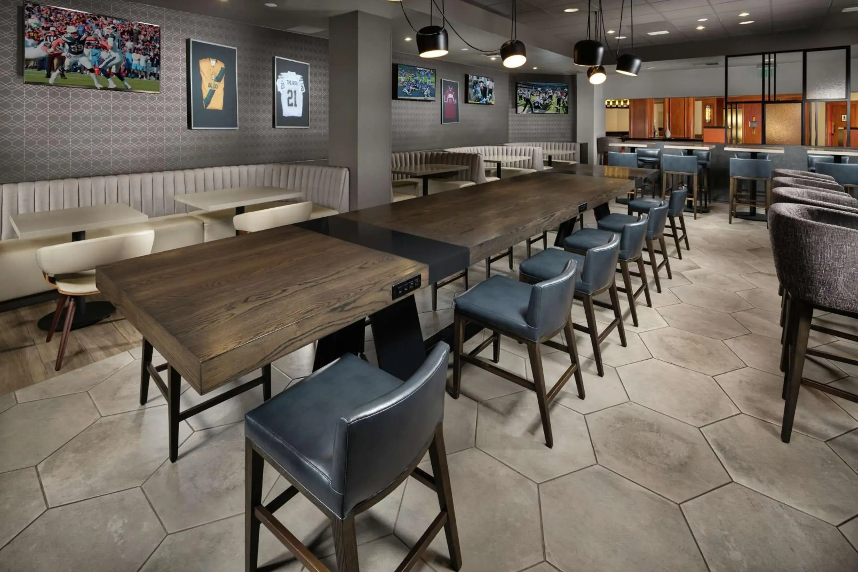 Lounge or bar in DoubleTree by Hilton Carson Lounge or bar in DoubleTree by Hilton Carson