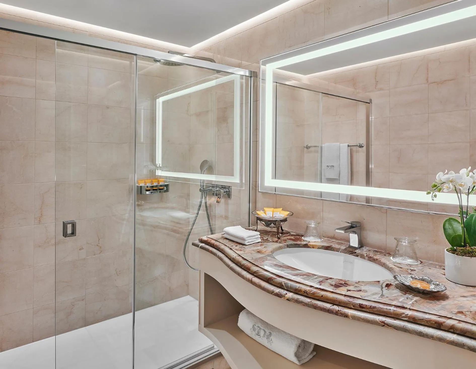 Shower in La Réserve de Beaulieu