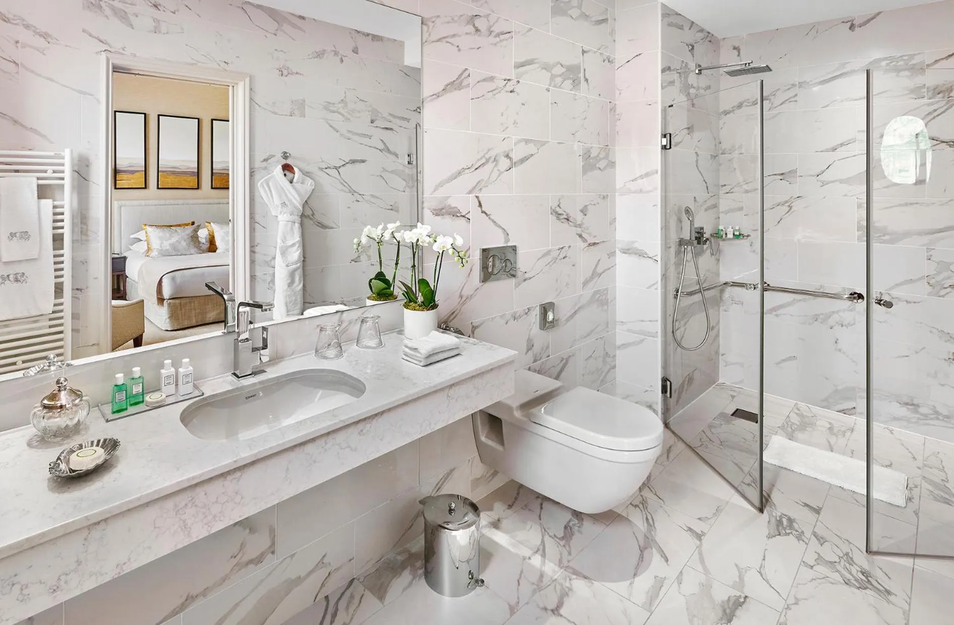 Shower in La Réserve de Beaulieu