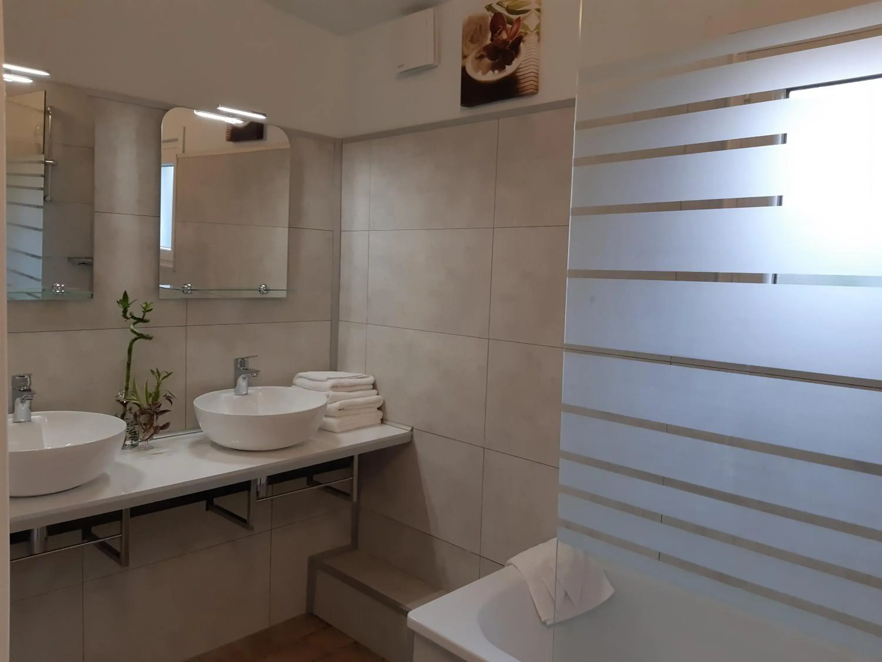Bathroom in Aerotel Versailles Saint Cyr - L'étape du Silence