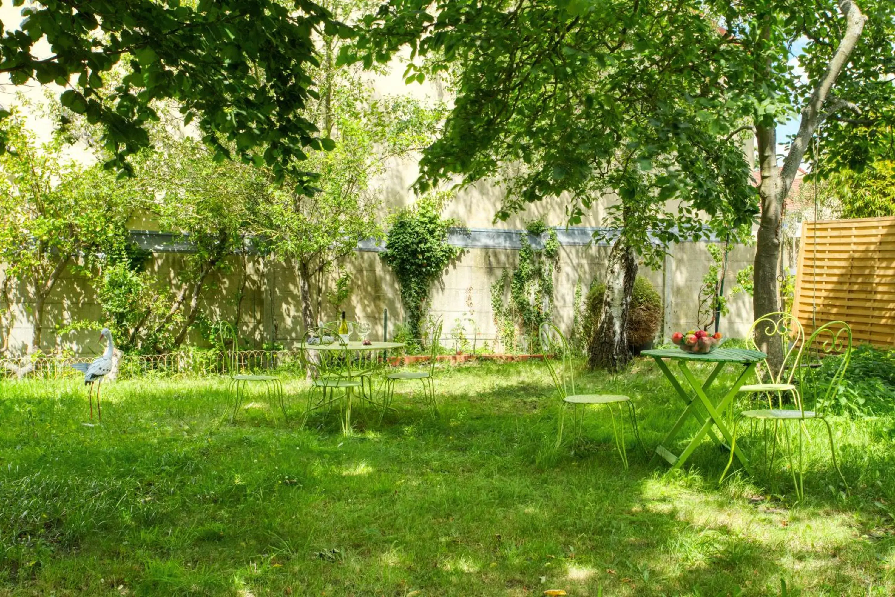 Garden in Aerotel Versailles Saint Cyr - L'étape du Silence