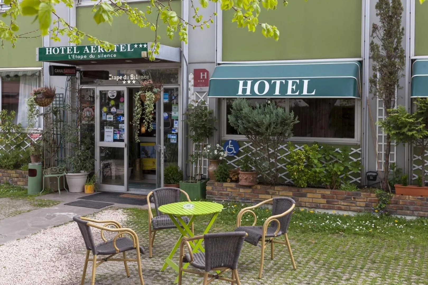 Property building in Aerotel Versailles Saint Cyr - L'étape du Silence