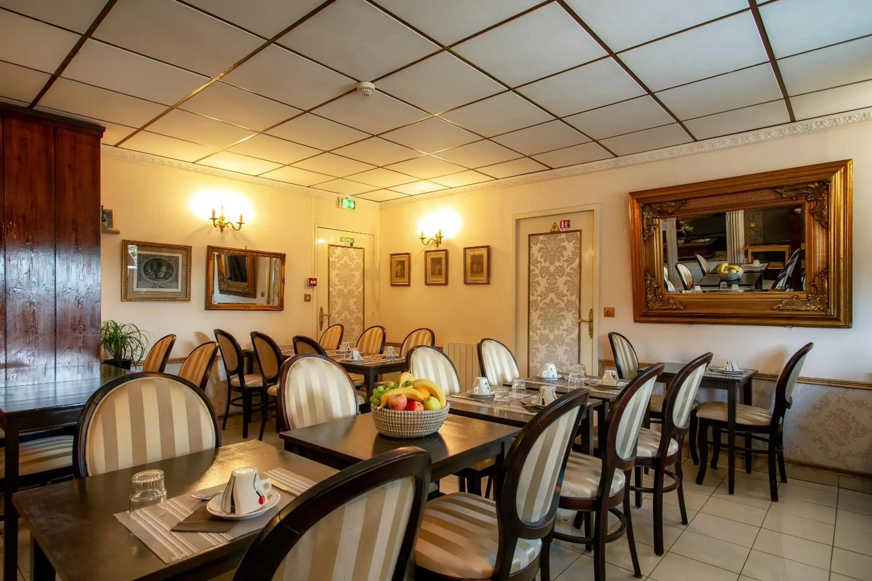 Restaurant/Places to Eat in Aerotel Versailles Saint Cyr - L'étape du Silence
