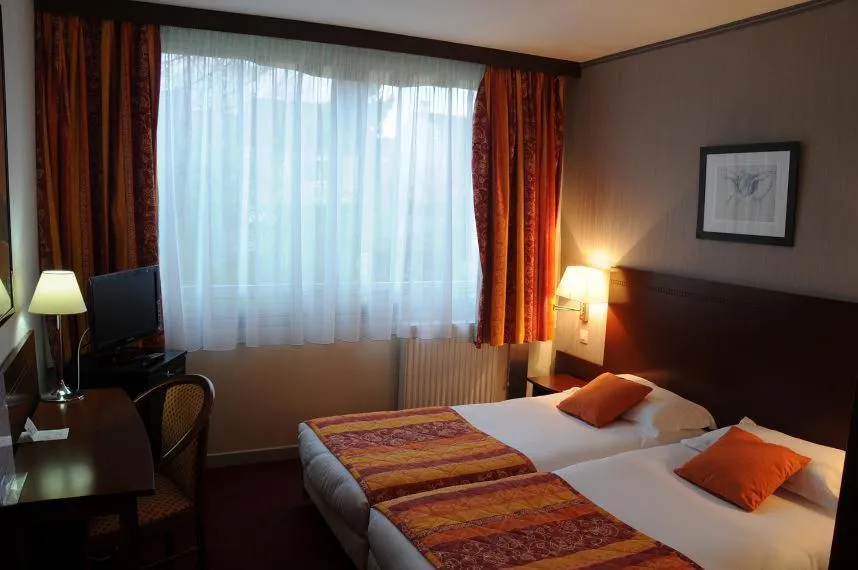 Twin Room in Aerotel Versailles Saint Cyr - L'étape du Silence