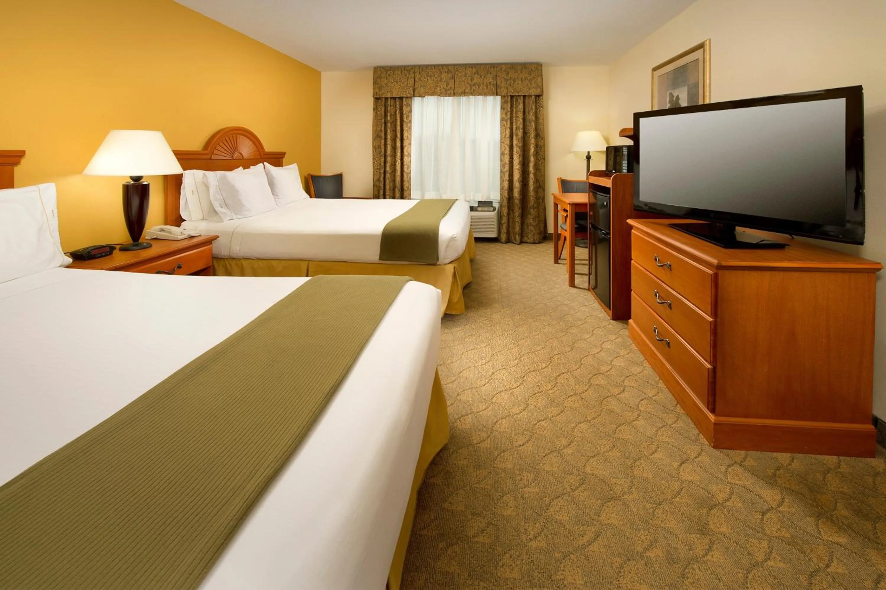 Photo of the whole room, Bed in Holiday Inn Express Hotel & Suites Lenoir City Knoxville Area by IHG
