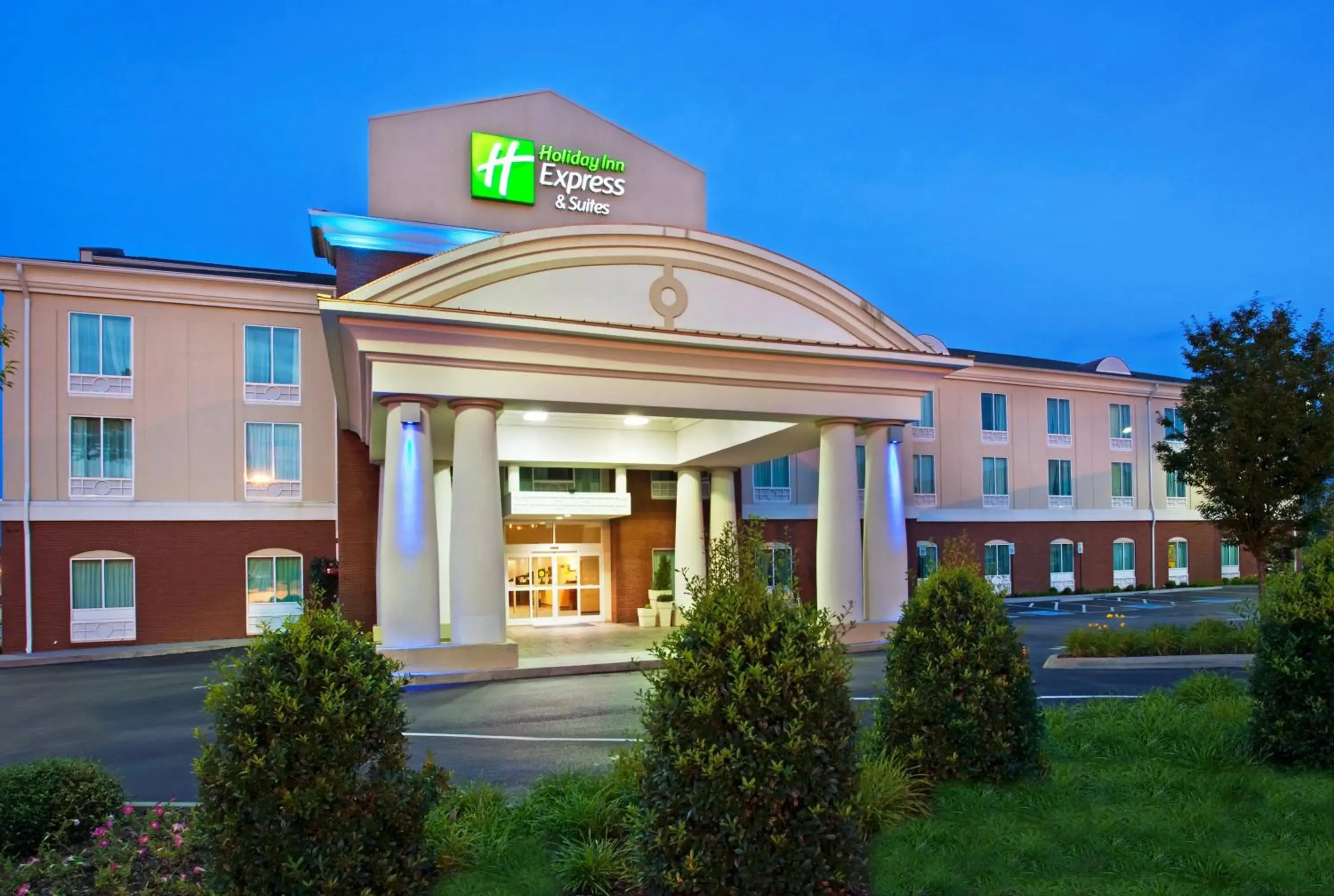Property building in Holiday Inn Express Hotel & Suites Lenoir City Knoxville Area by IHG Property building in Holiday Inn Express Hotel & Suites Lenoir City Knoxville Area by IHG