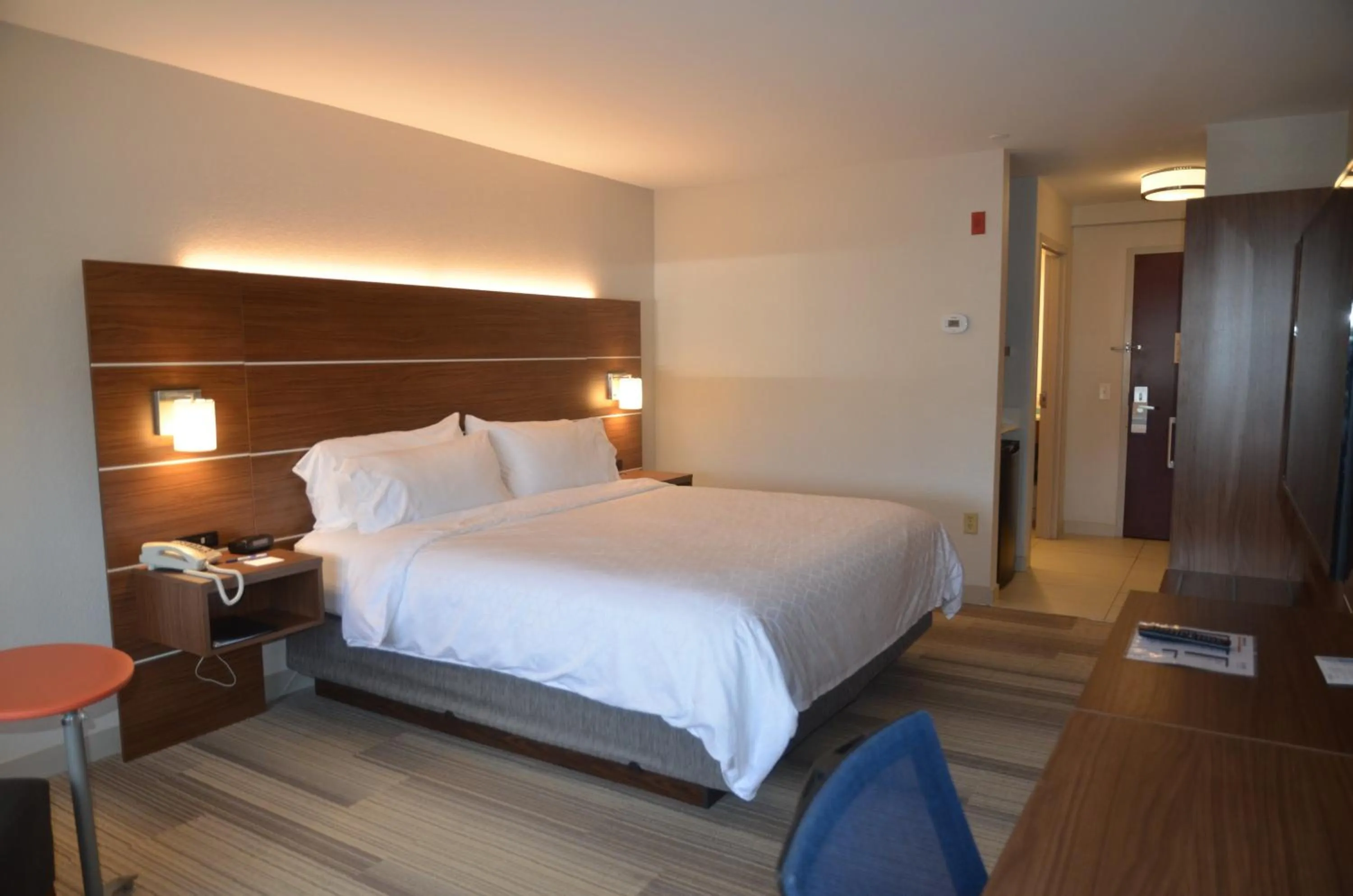 Photo of the whole room, Bed in Holiday Inn Express Hotel & Suites Rochester by IHG