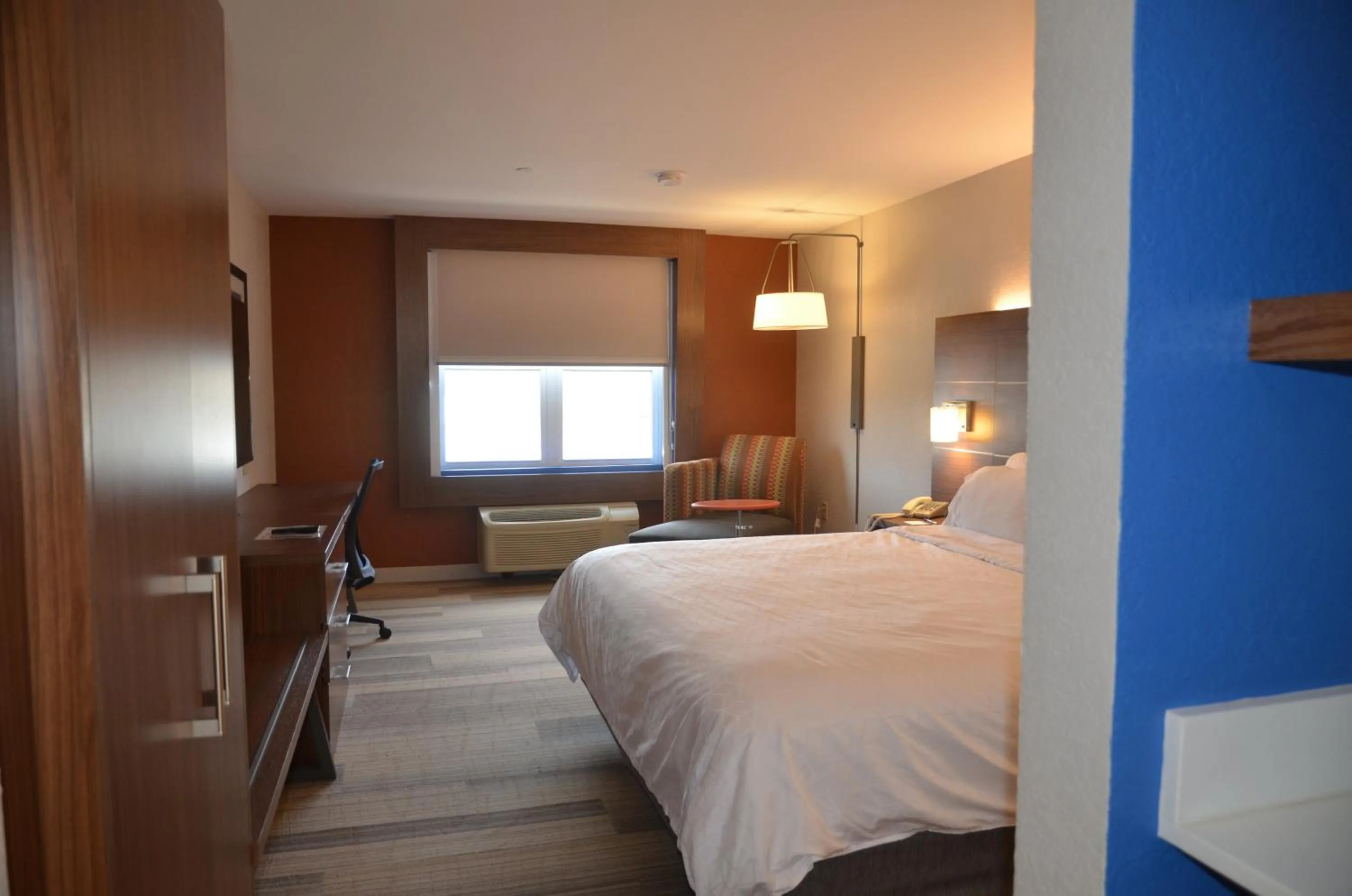 Photo of the whole room, Bed in Holiday Inn Express Hotel & Suites Rochester by IHG
